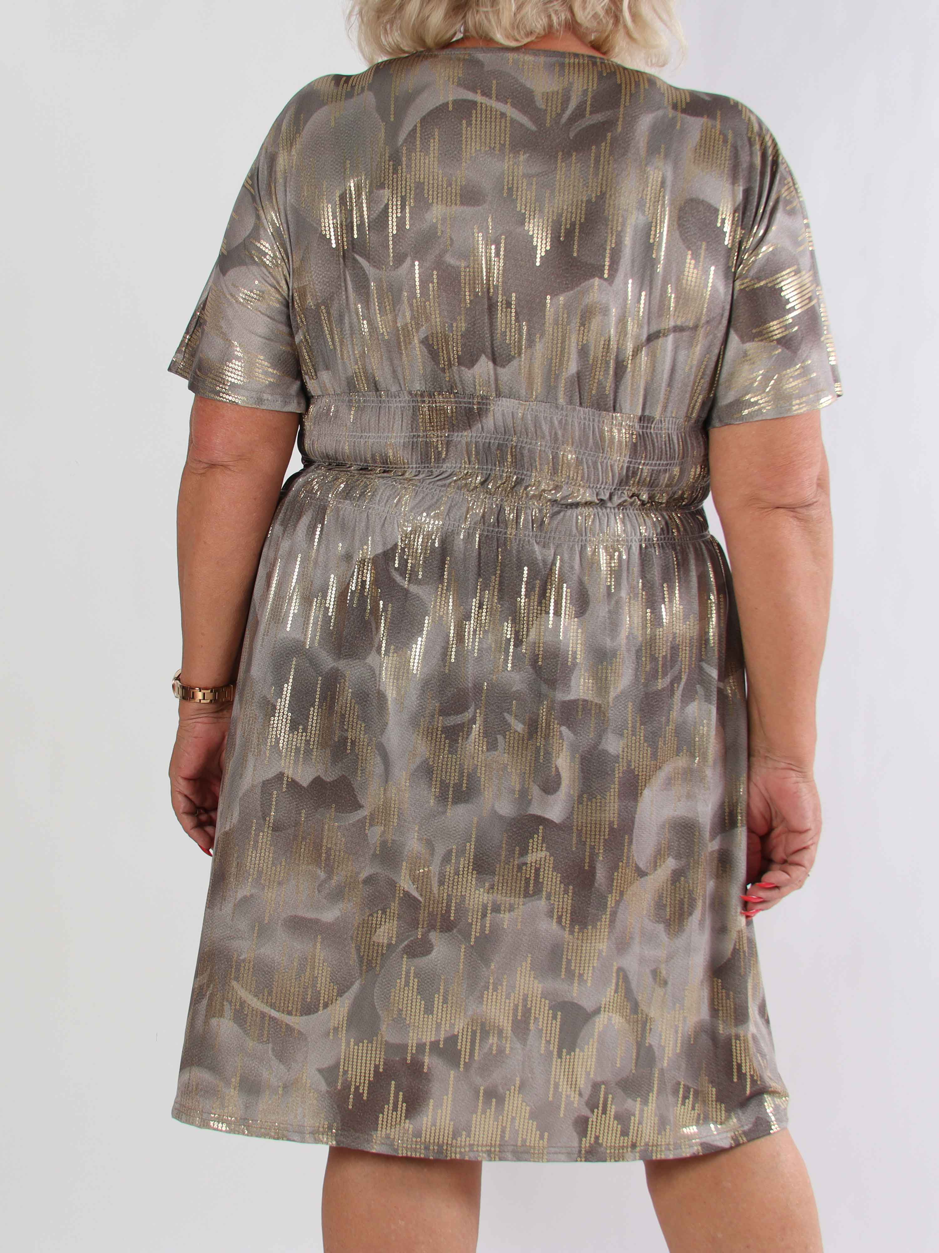 Pams Glamorous Short - Plus size elastisk kjole med fine guld detaljer