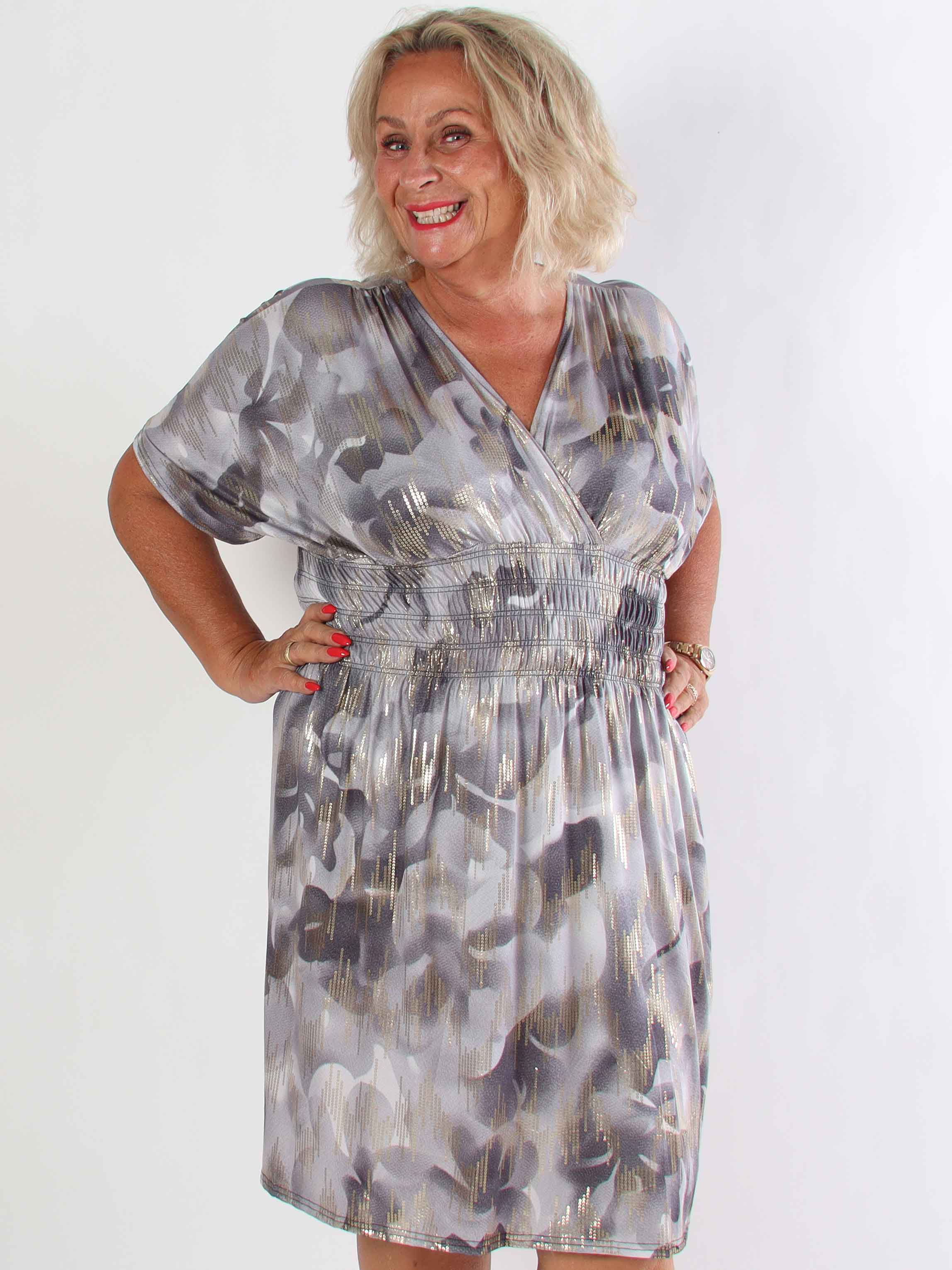 Pams Glamorous Short - Plus size elastisk kjole med fine guld detaljer