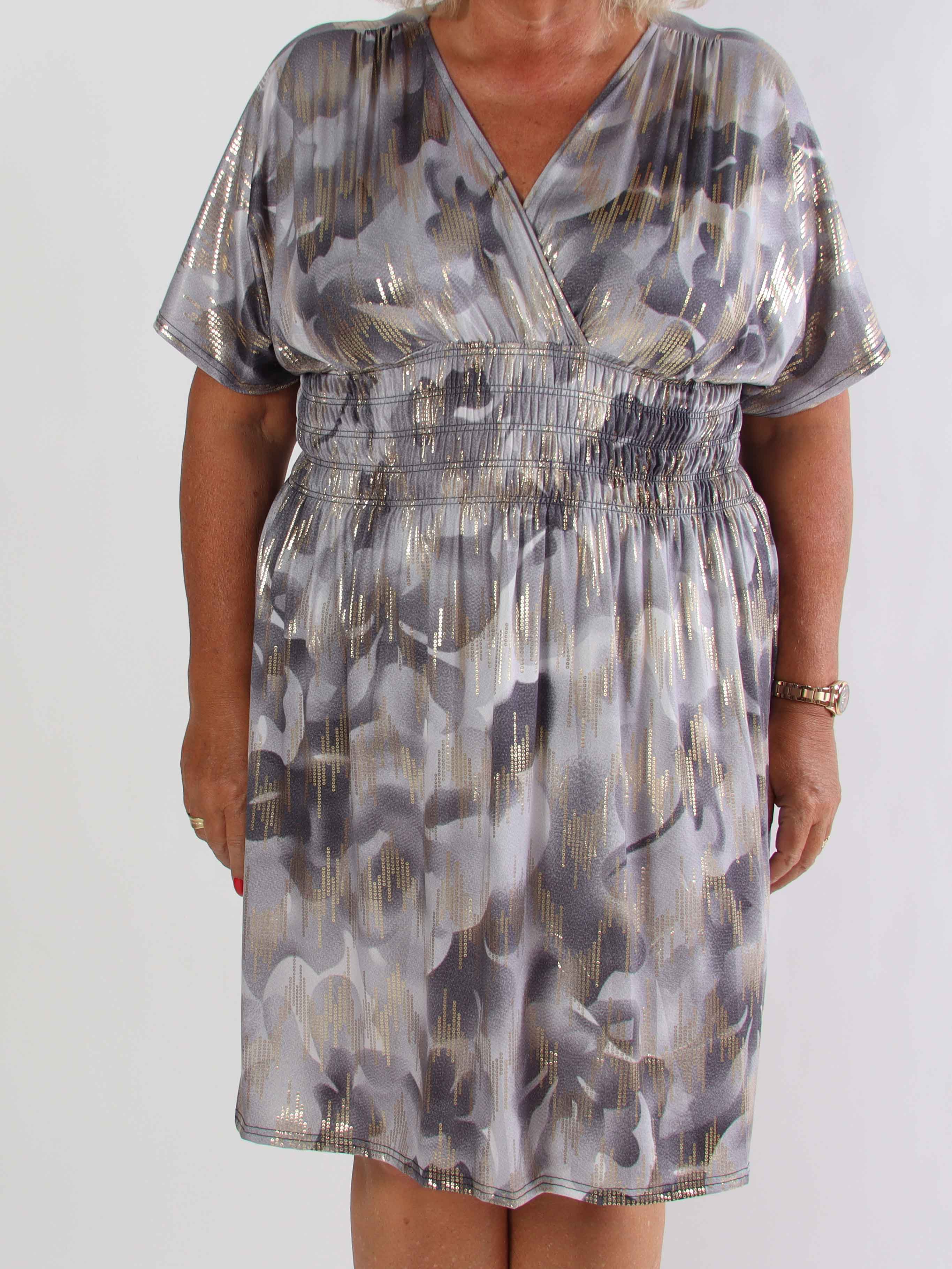 Pams Glamorous Short - Plus size elastisk kjole med fine guld detaljer