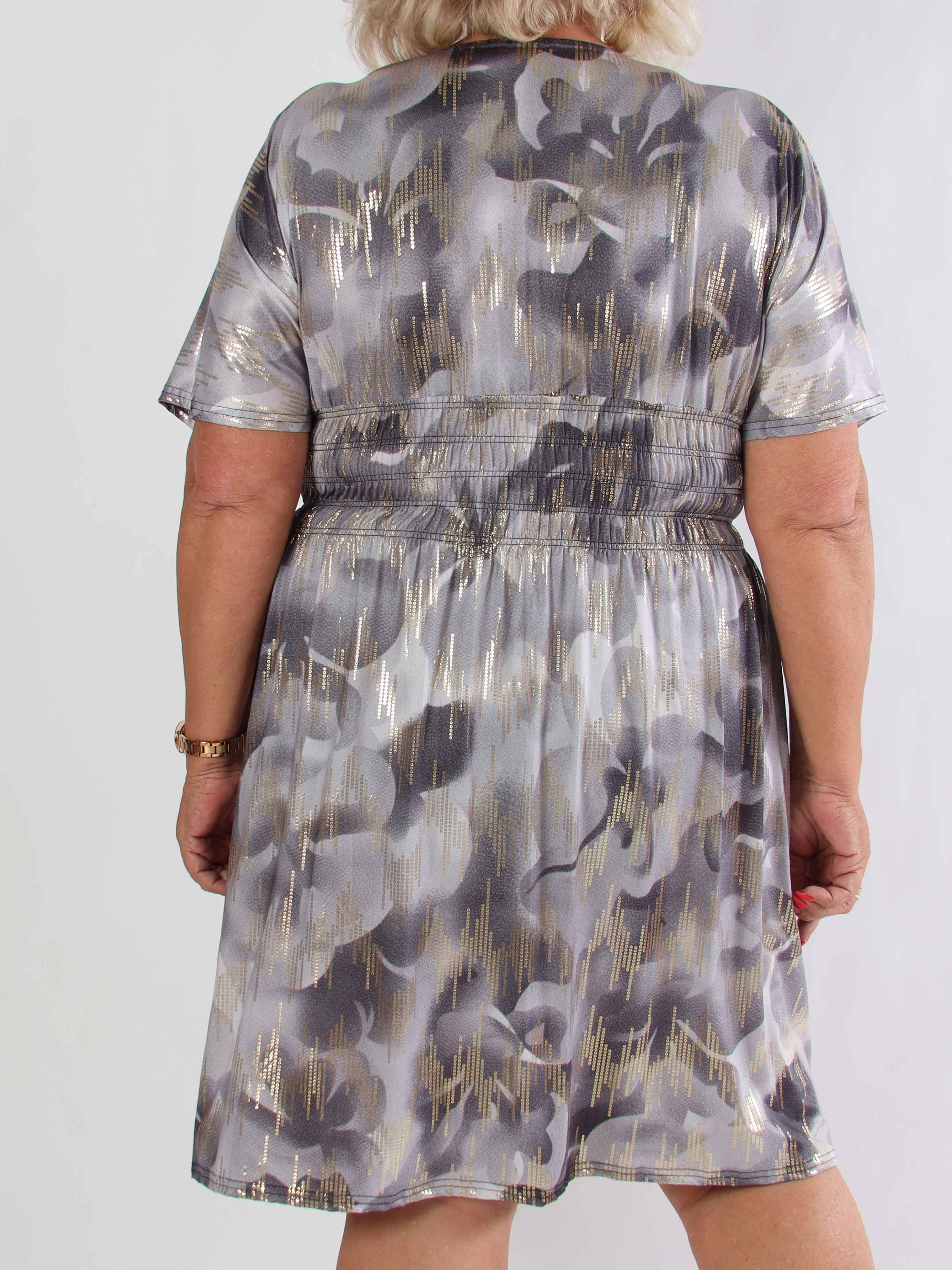 Pams Glamorous Short - Plus size elastisk kjole med fine guld detaljer