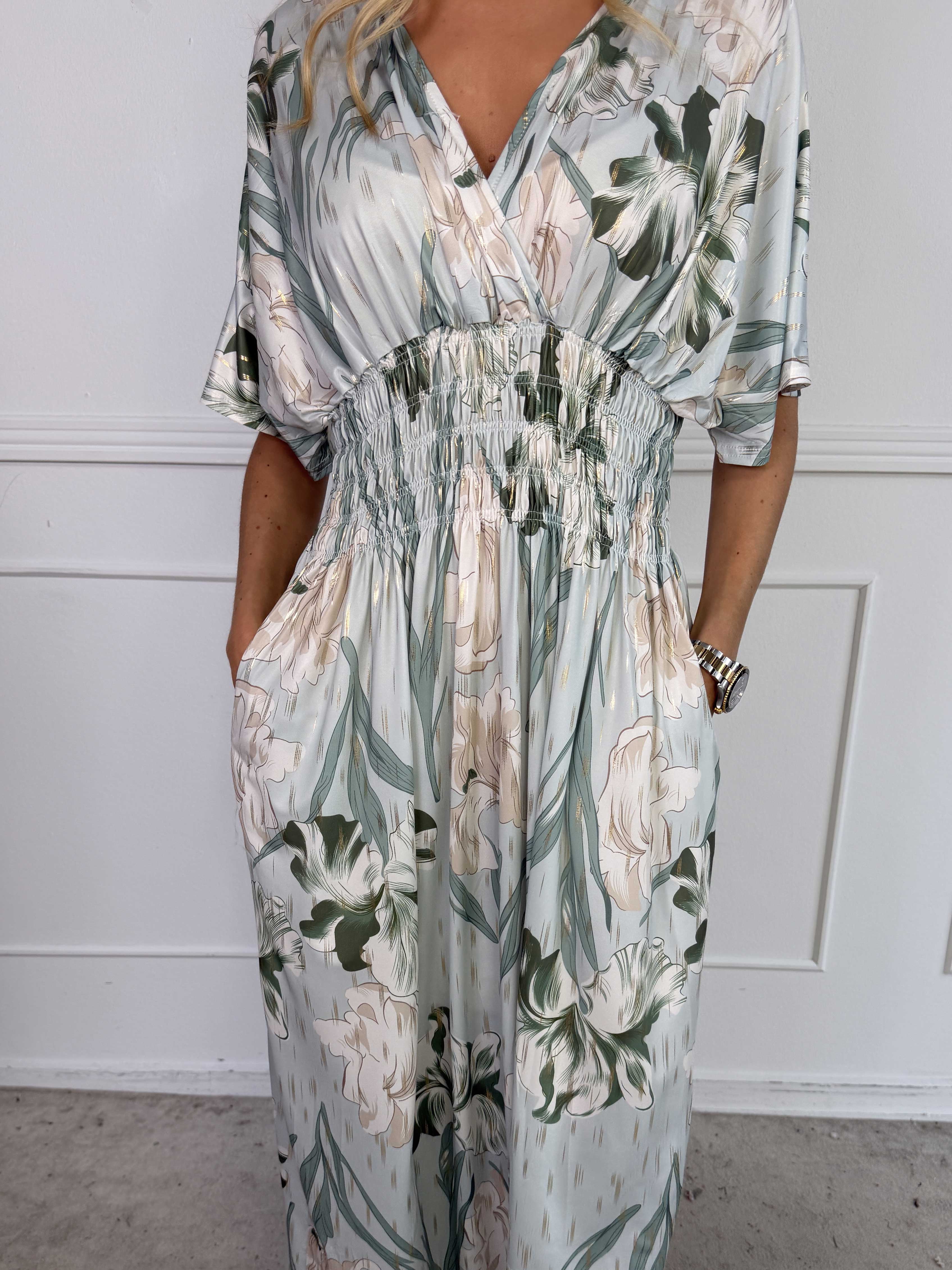 Pams Kvitka - Lang elastisk blomstret kjole med guld detaljer og lommer