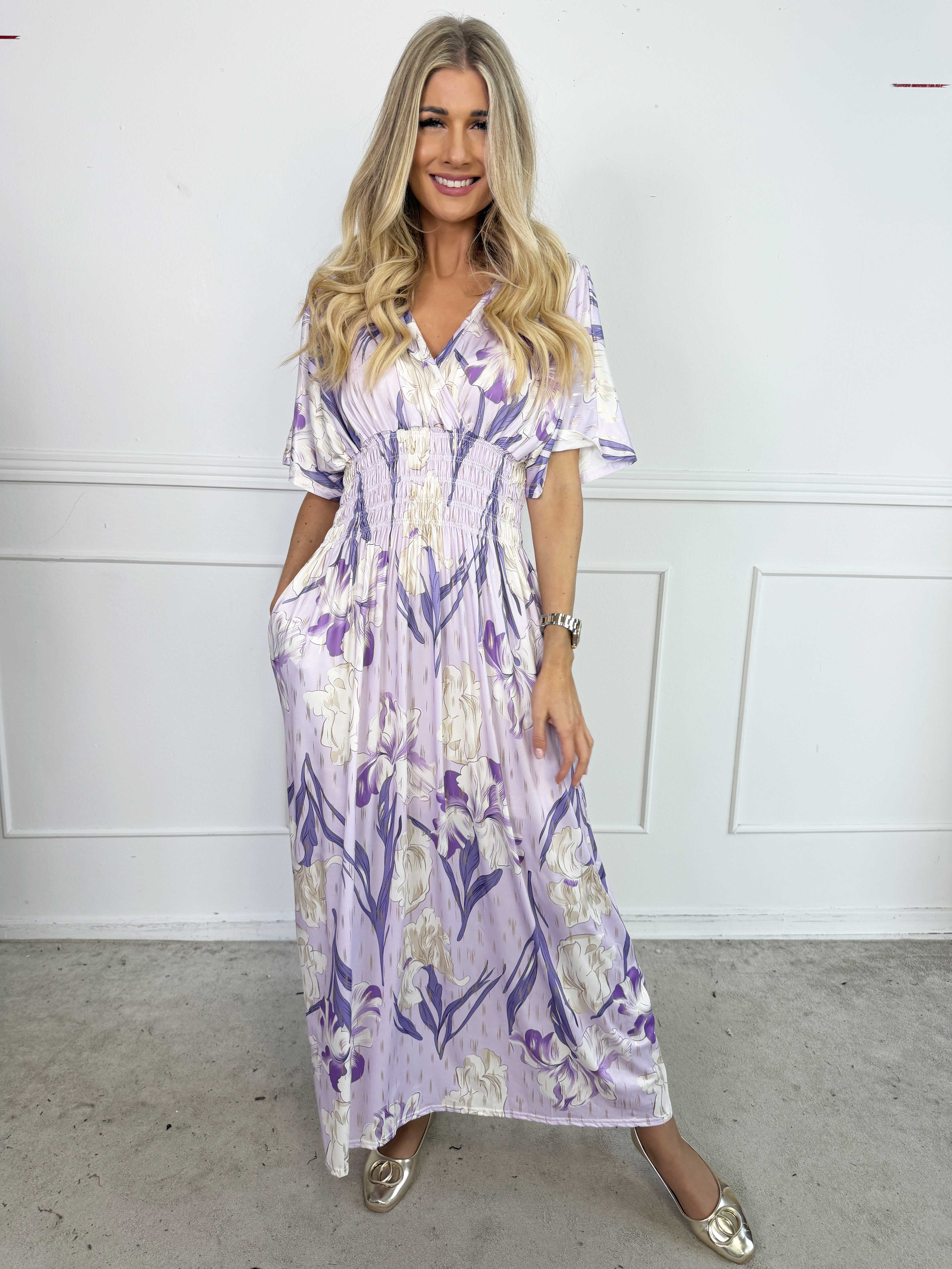 Pams Kvitka - Lang elastisk blomstret kjole med guld detaljer og lommer