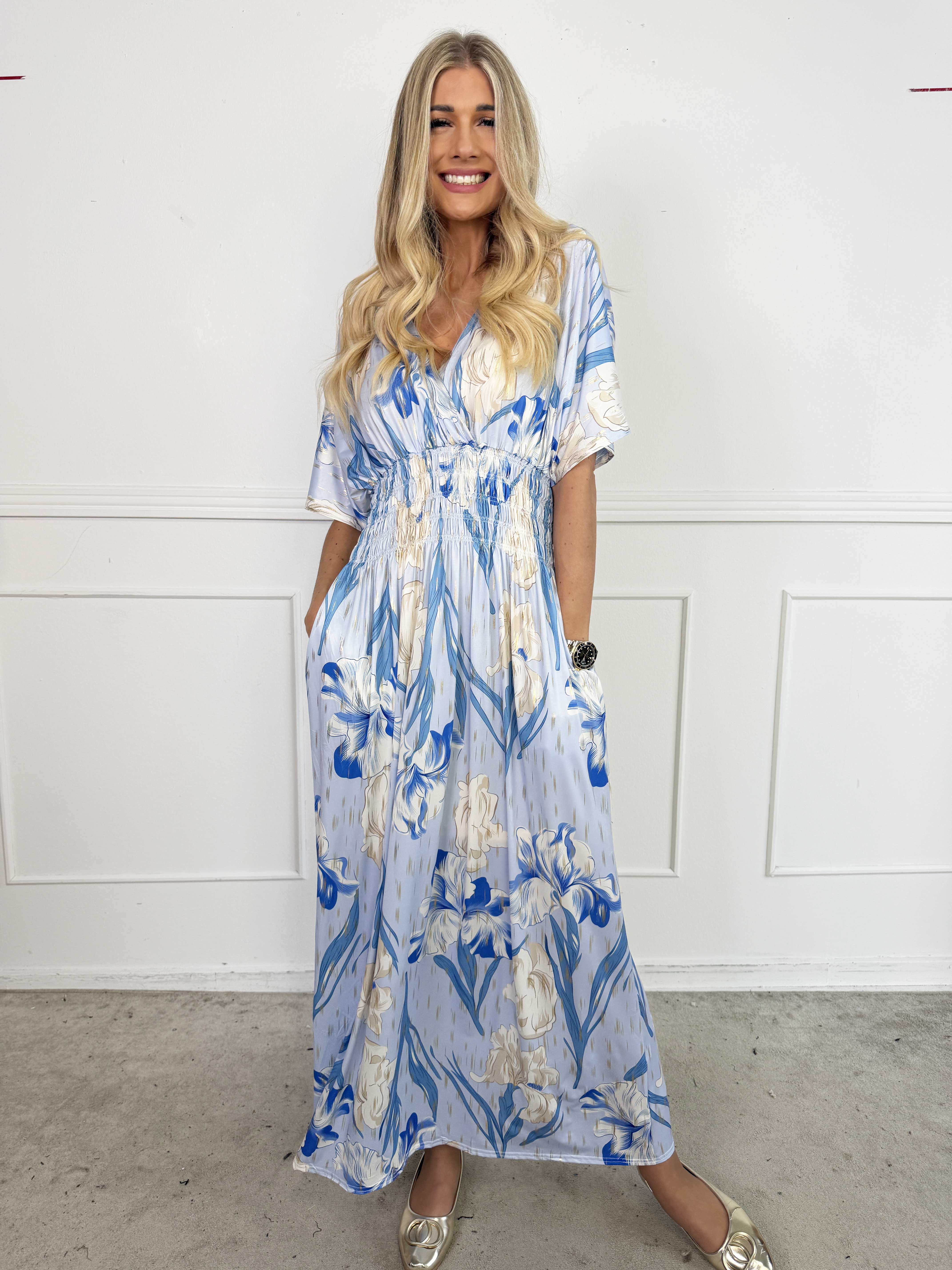 Pams Kvitka - Lang elastisk blomstret kjole med guld detaljer og lommer