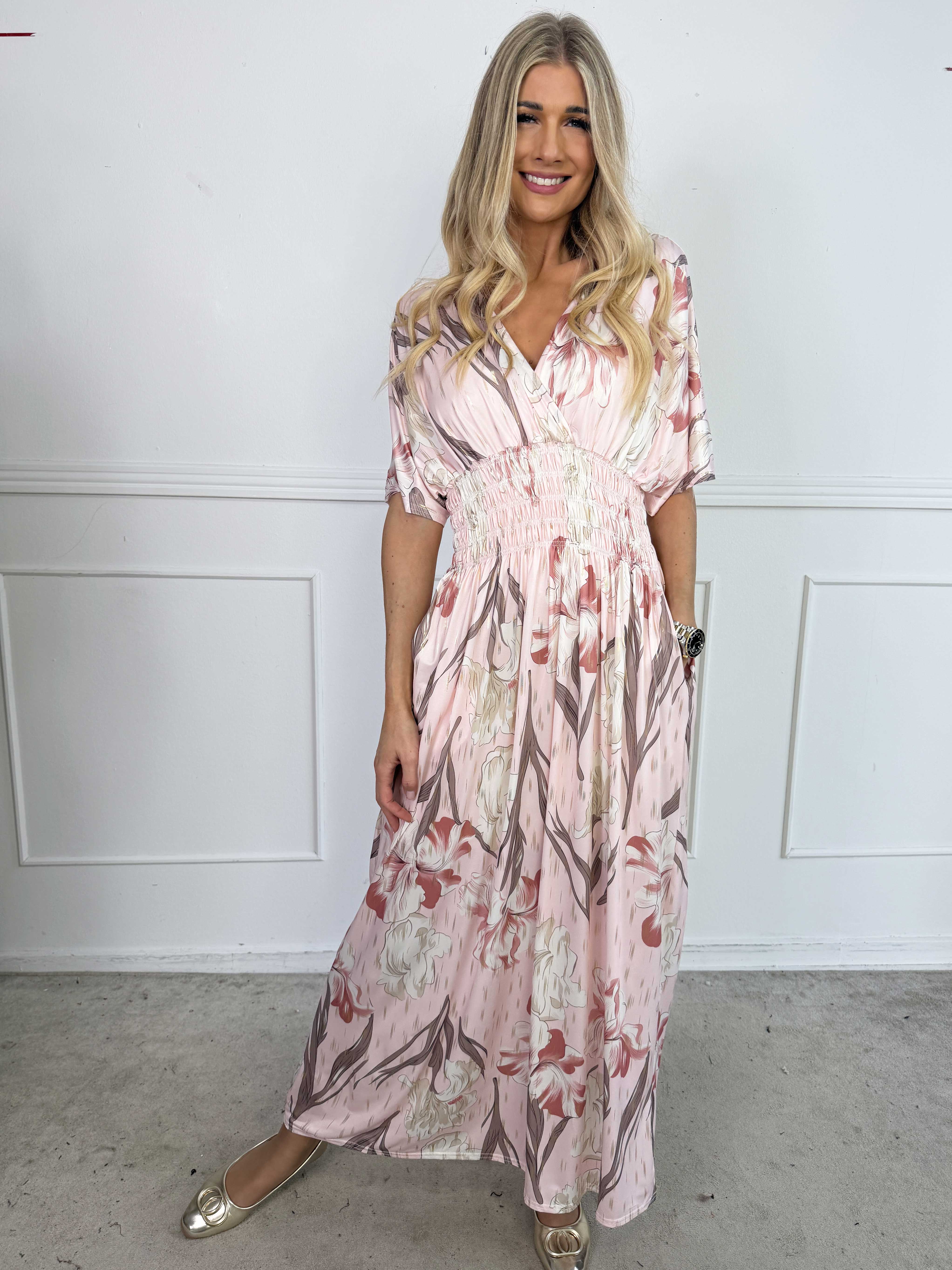 Pams Kvitka - Lang elastisk blomstret kjole med guld detaljer og lommer