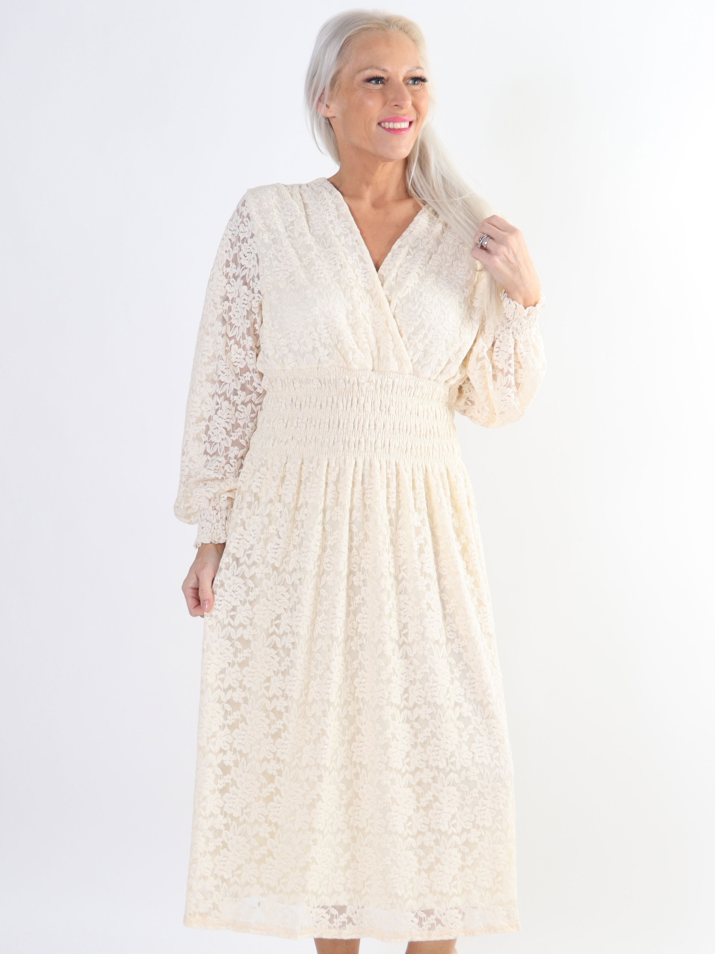 Pams Lace Midi L/S - Elastisk plus size blondekjole med lange ærmer