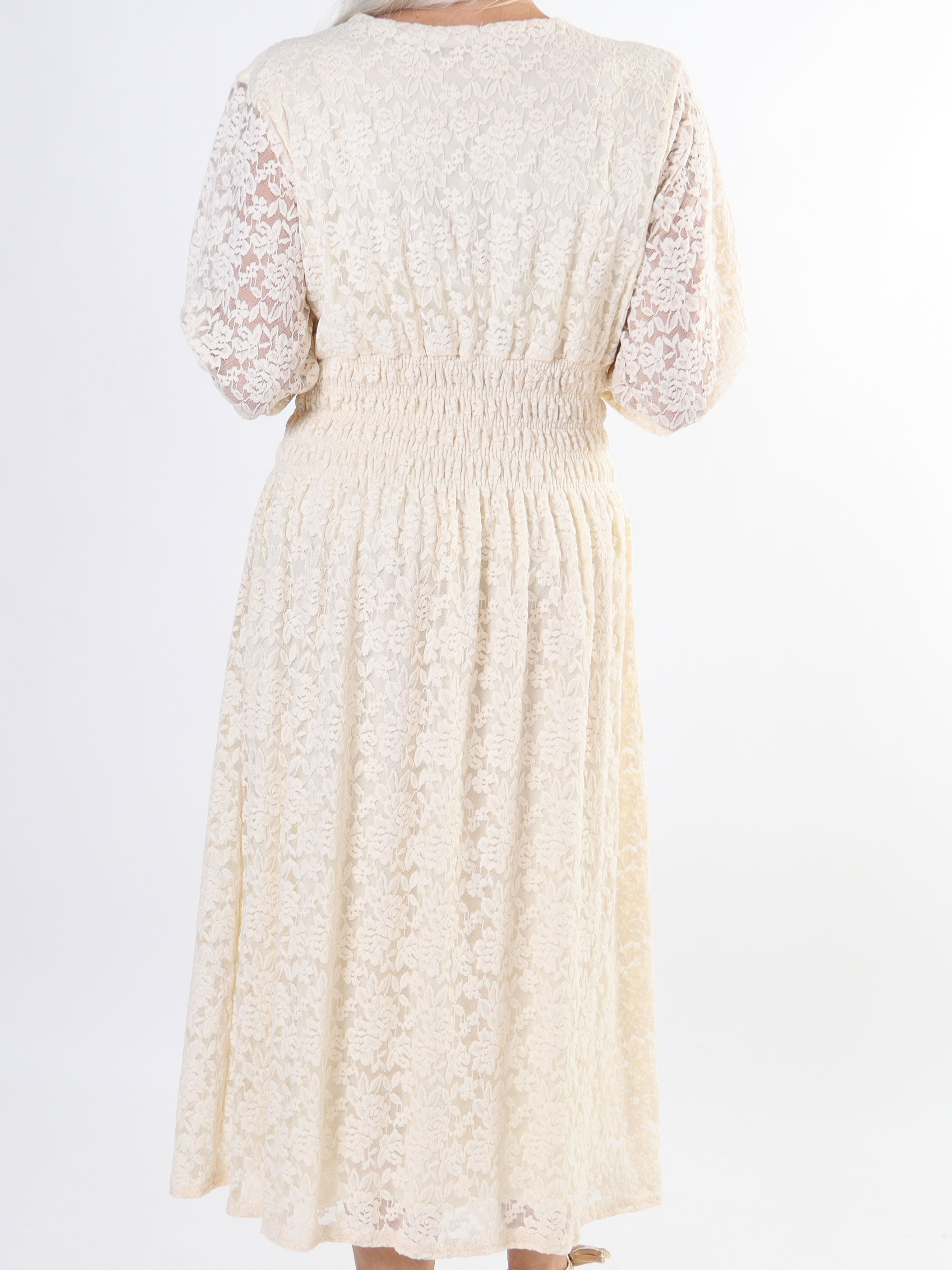 Pams Lace Midi L/S - Elastisk plus size blondekjole med lange ærmer