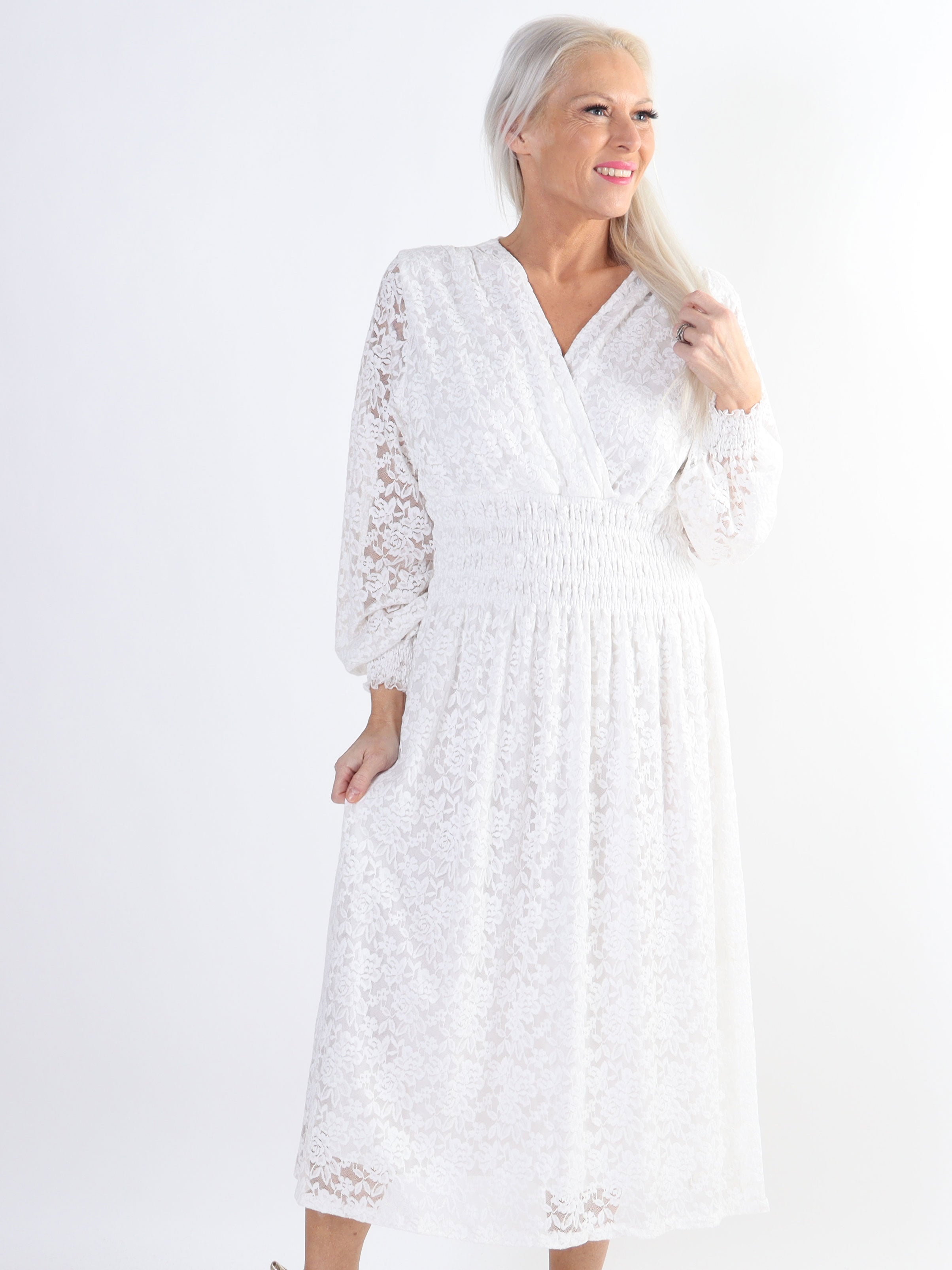 Pams Lace Midi L/S - Elastisk plus size blondekjole med lange ærmer