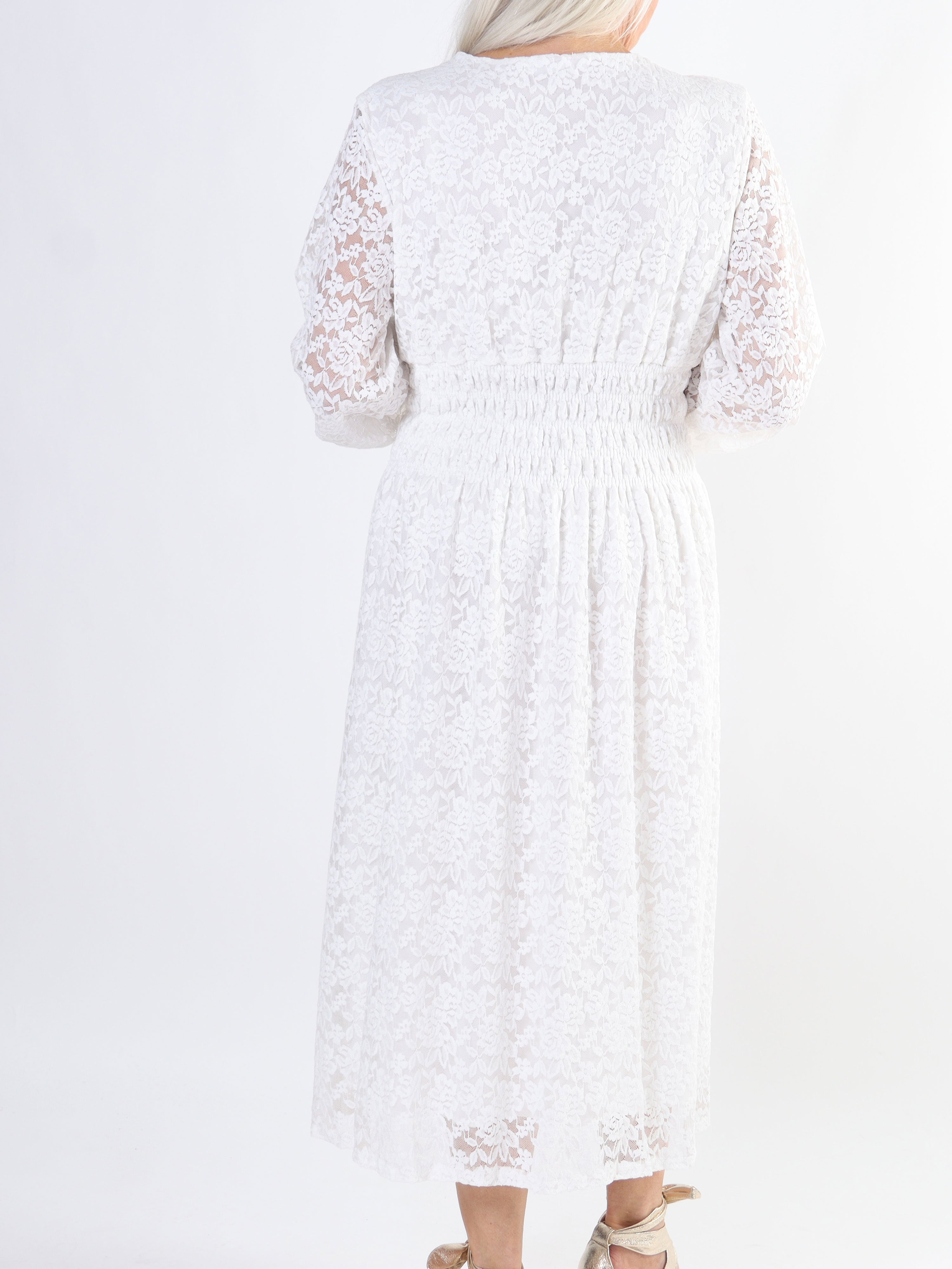 Pams Lace Midi L/S - Elastisk plus size blondekjole med lange ærmer