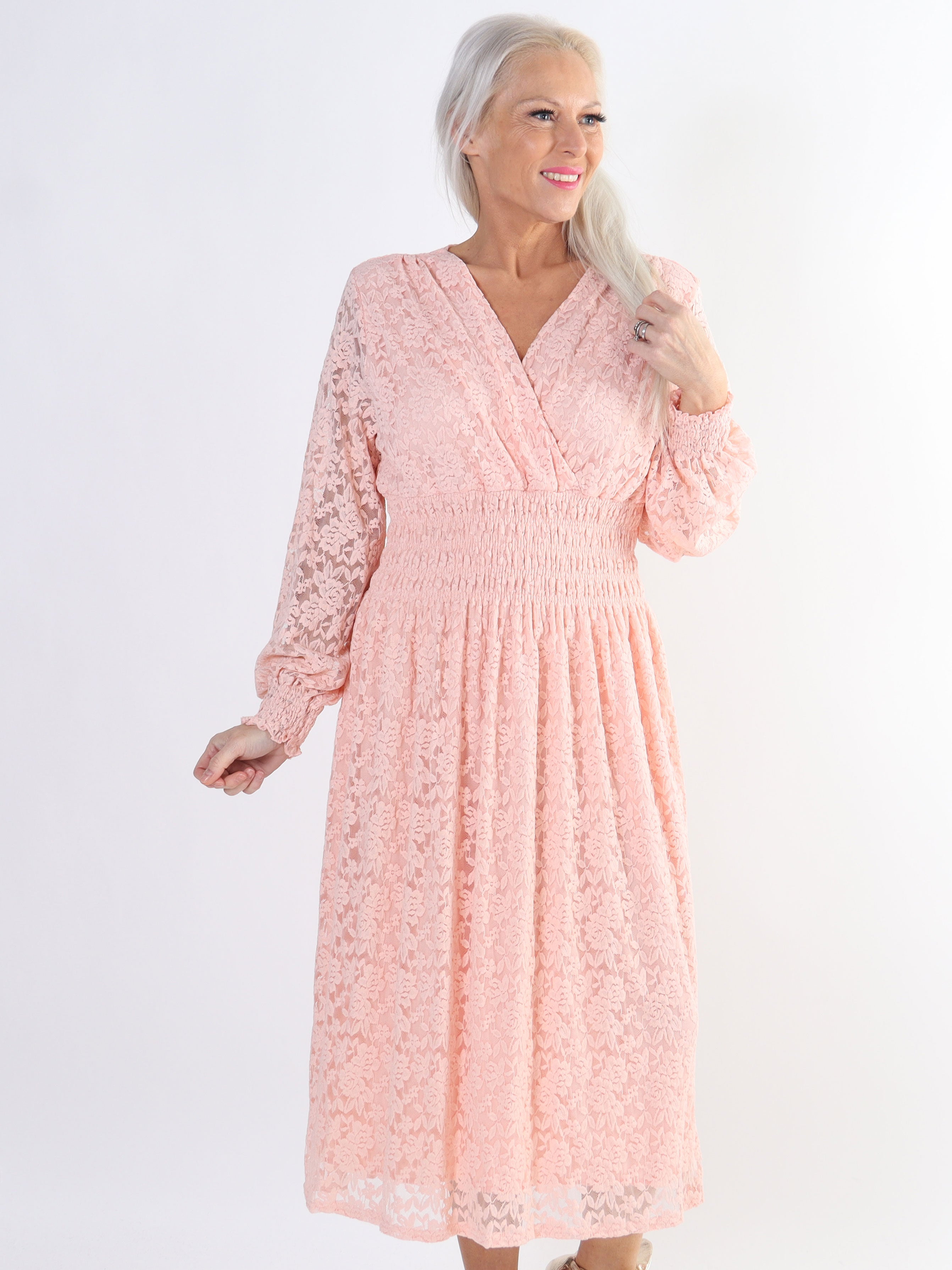 Pams Lace Midi L/S - Elastisk plus size blondekjole med lange ærmer