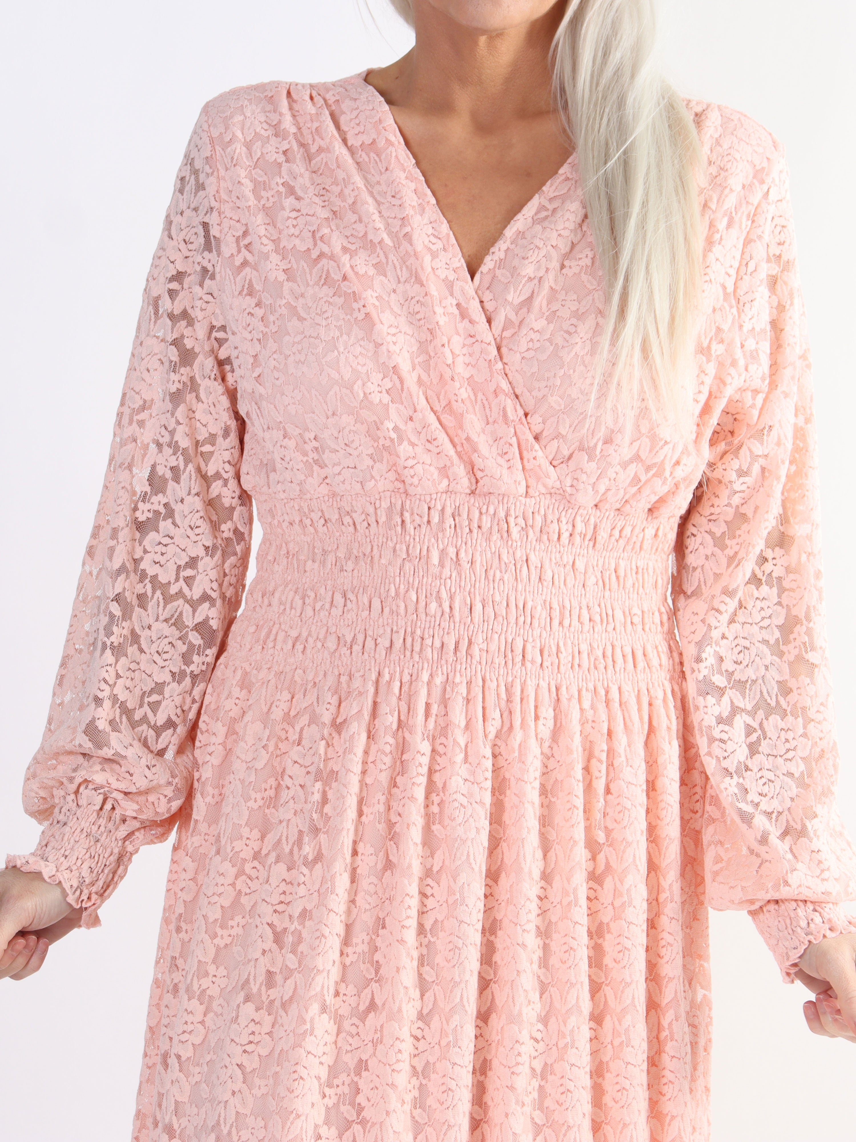 Pams Lace Midi L/S - Elastisk plus size blondekjole med lange ærmer