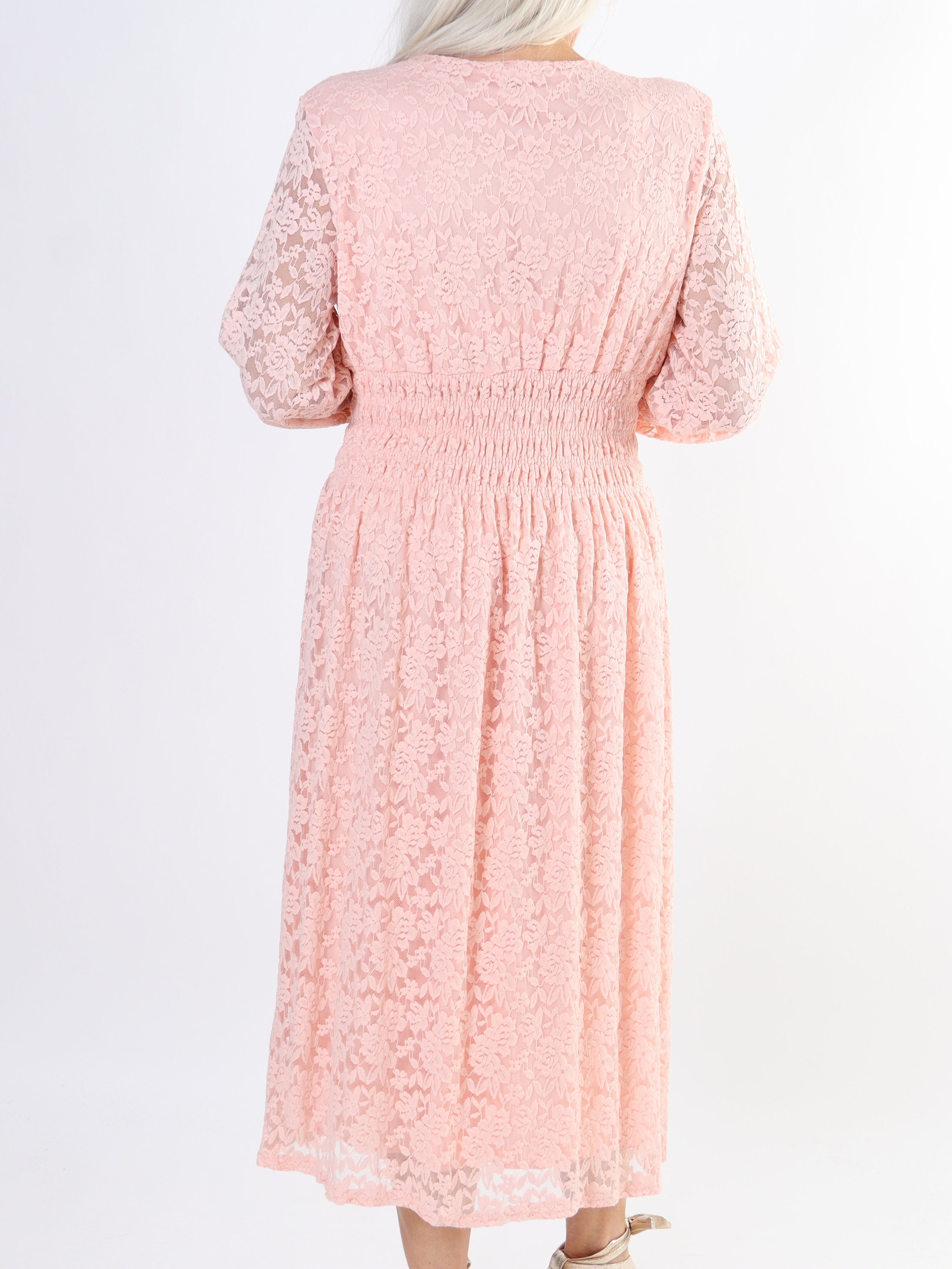 Pams Lace Midi L/S - Elastisk plus size blondekjole med lange ærmer