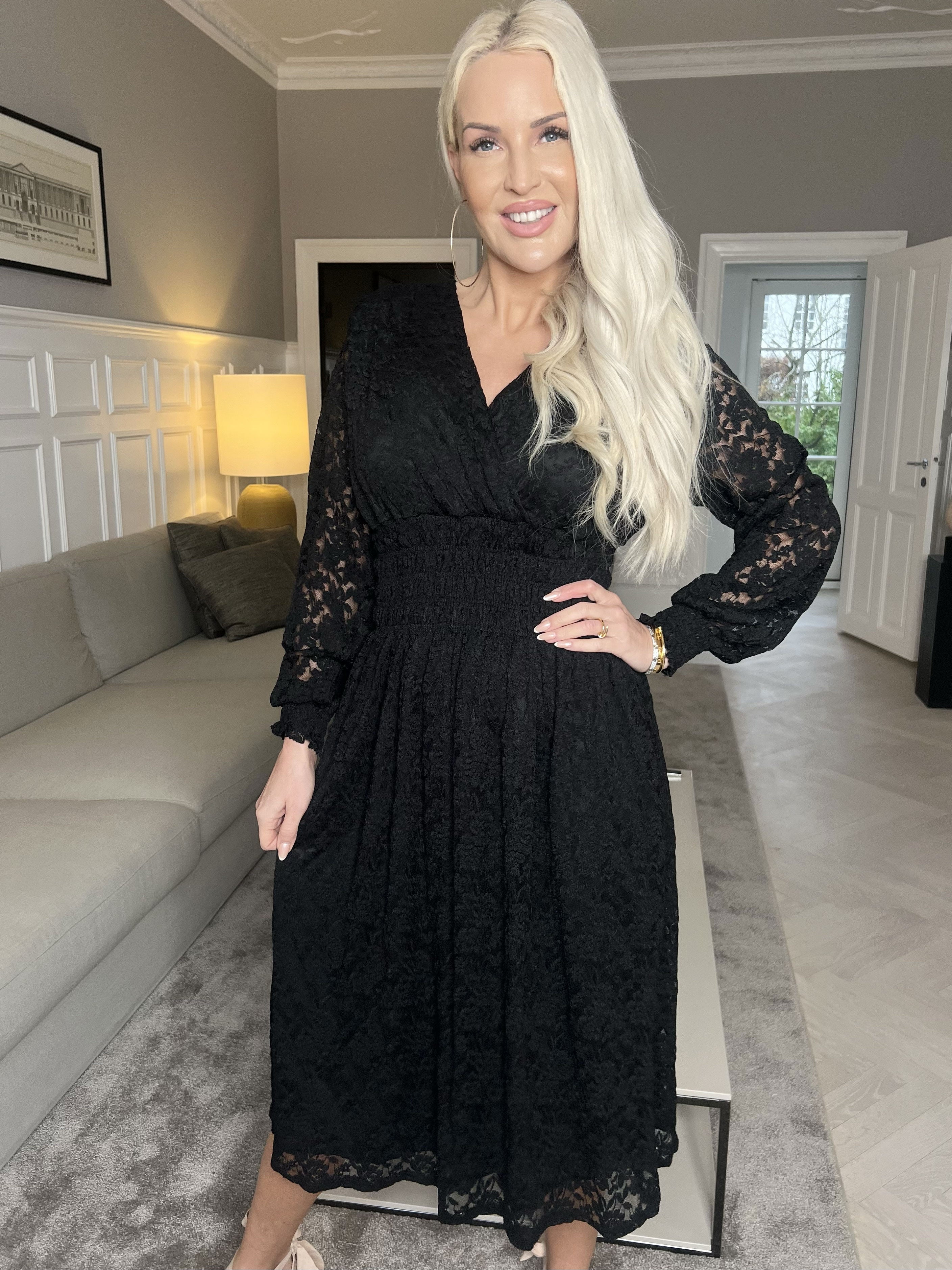 Pams Lace Midi L/S - Elastisk blondekjole med lange ærmer