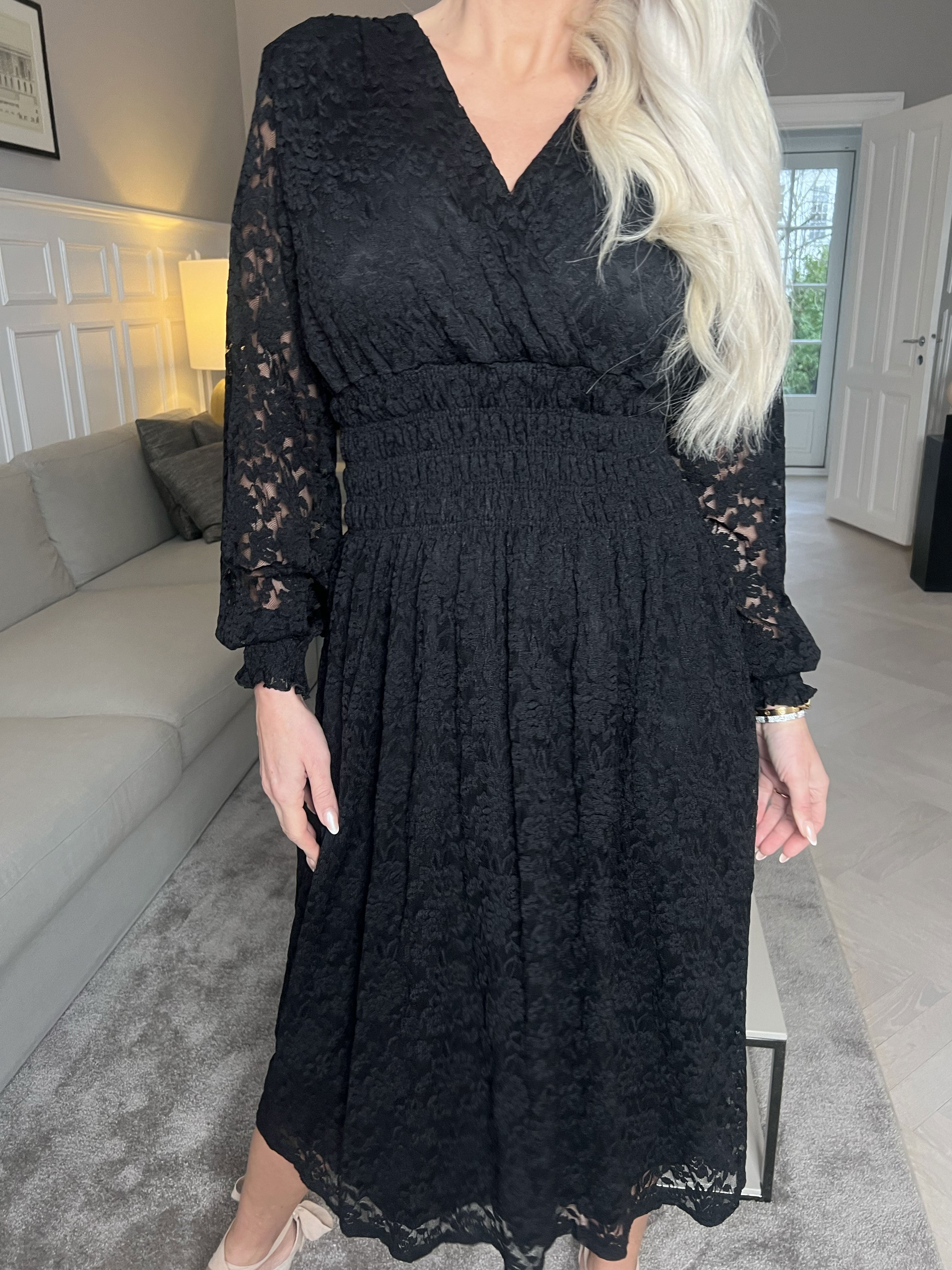 Pams Lace Midi L/S - Elastisk blondekjole med lange ærmer