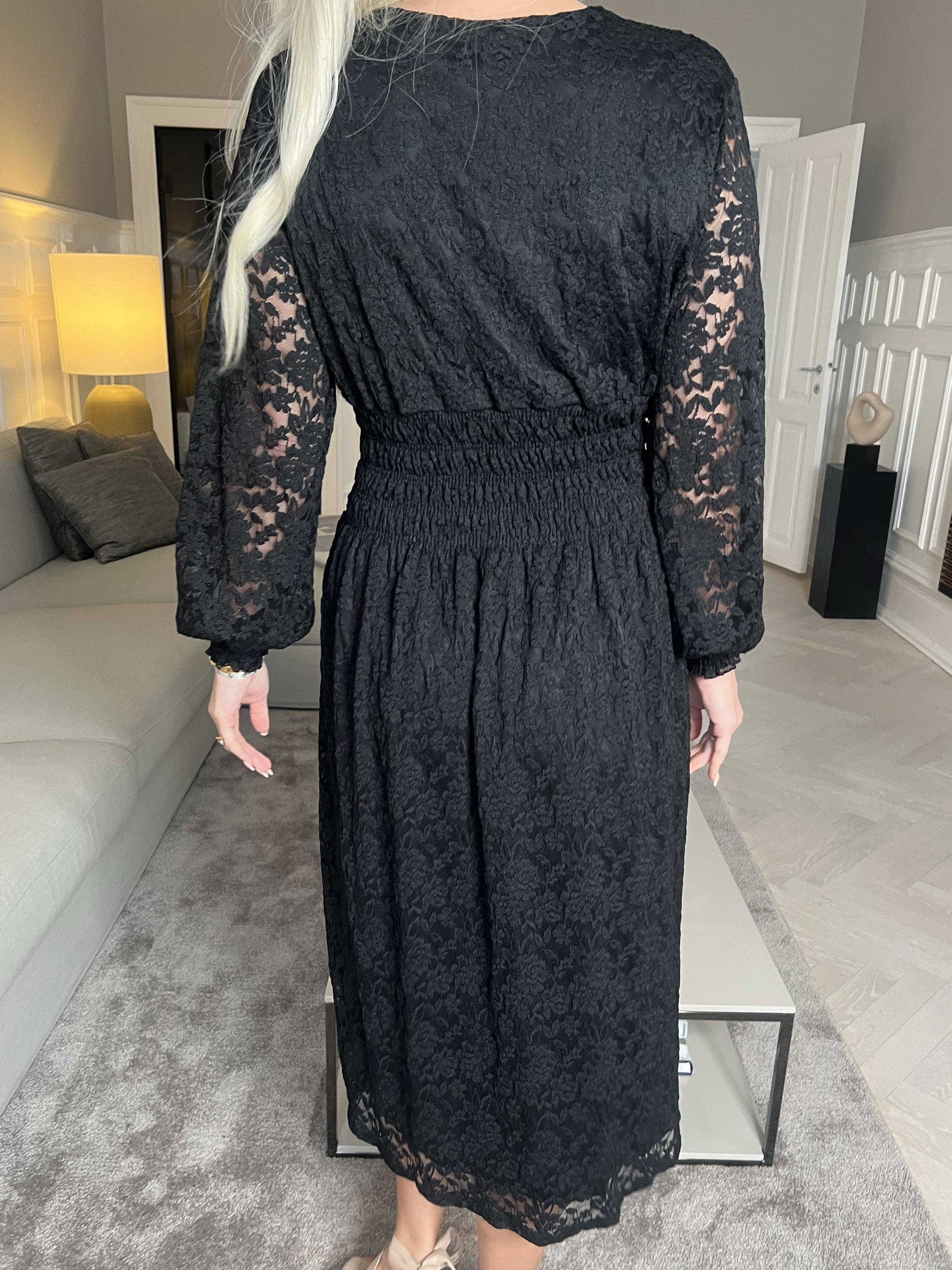 Pams Lace Midi L/S - Elastisk blondekjole med lange ærmer