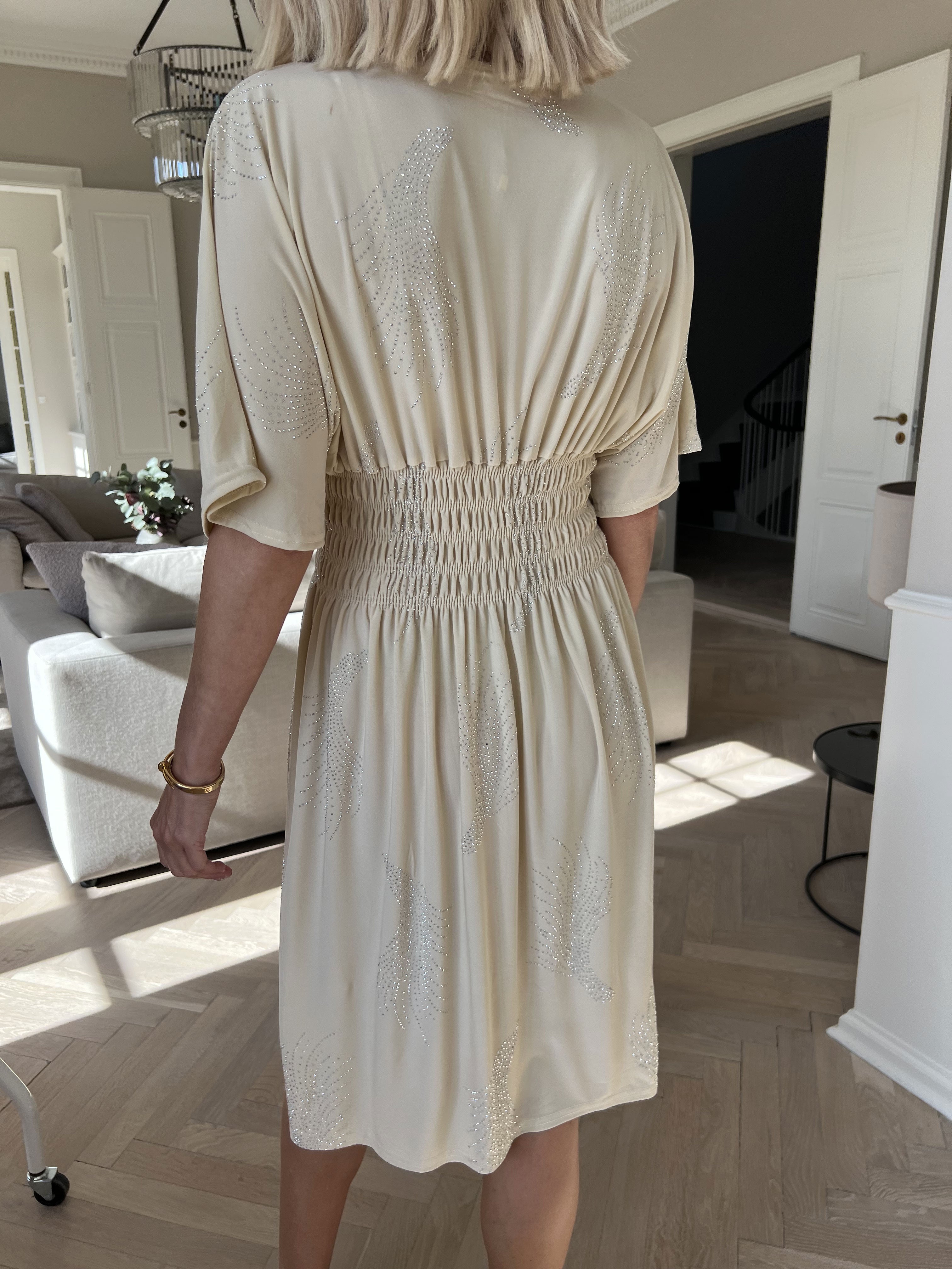 Pams Leaf Crystal Short - Elastisk kjole med mønster af similisten