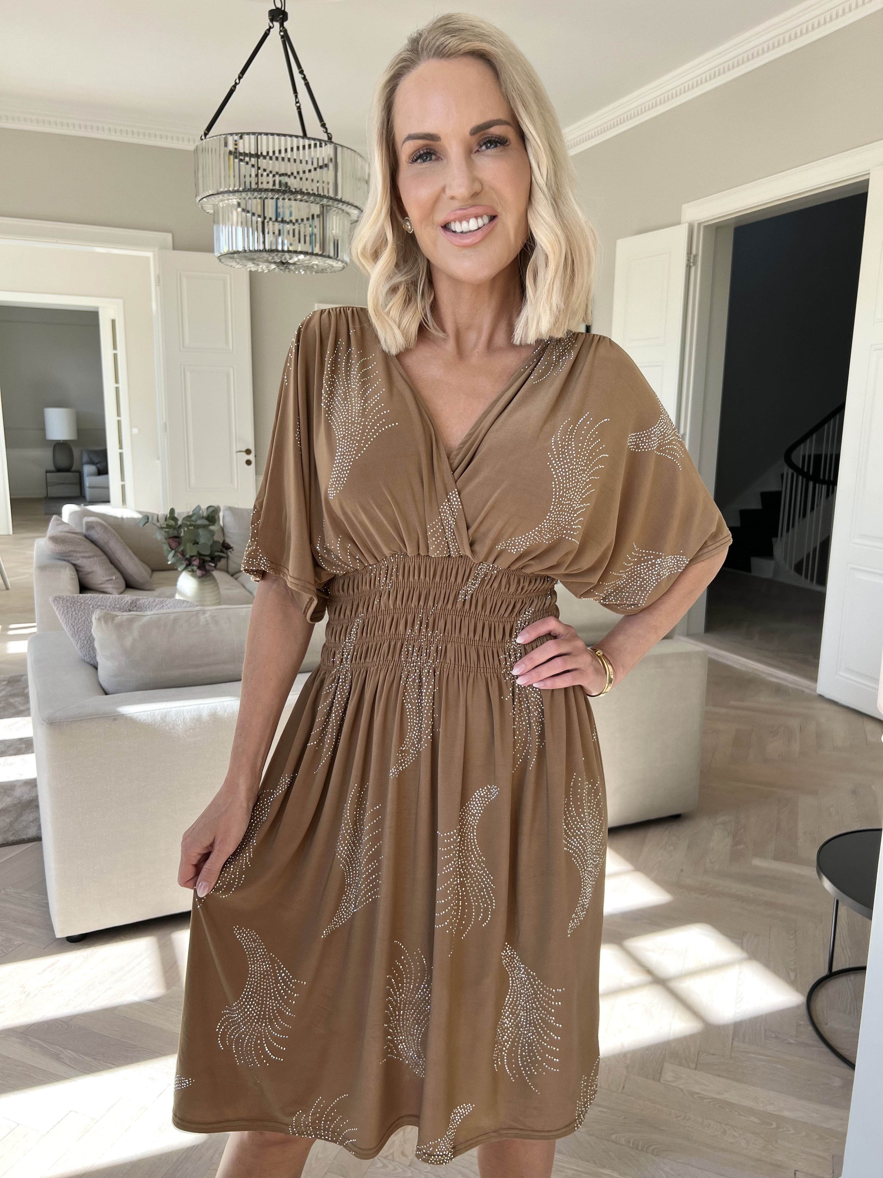 Pams Leaf Crystal Short - Elastisk kjole med mønster af similisten