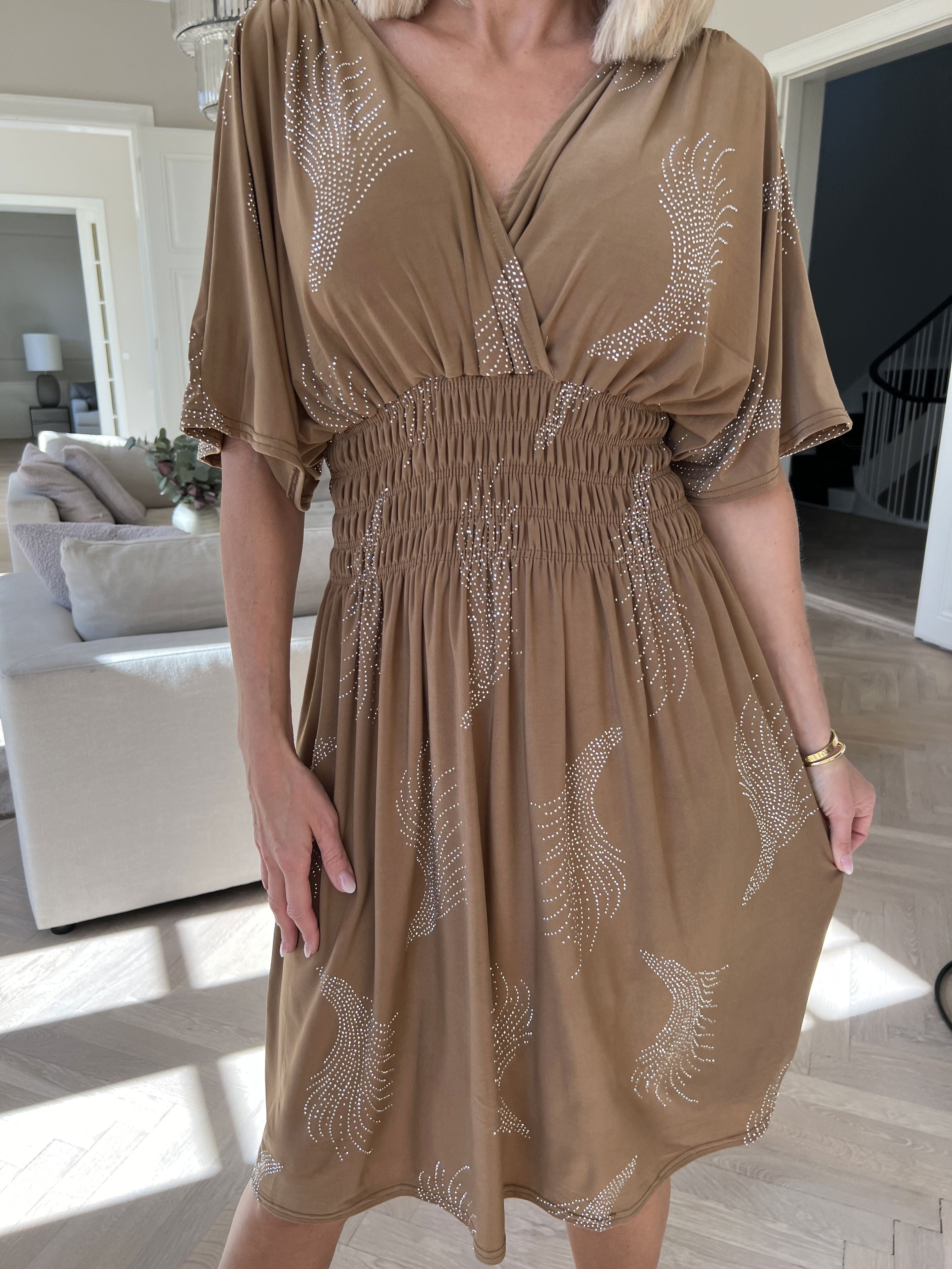 Pams Leaf Crystal Short - Elastisk kjole med mønster af similisten