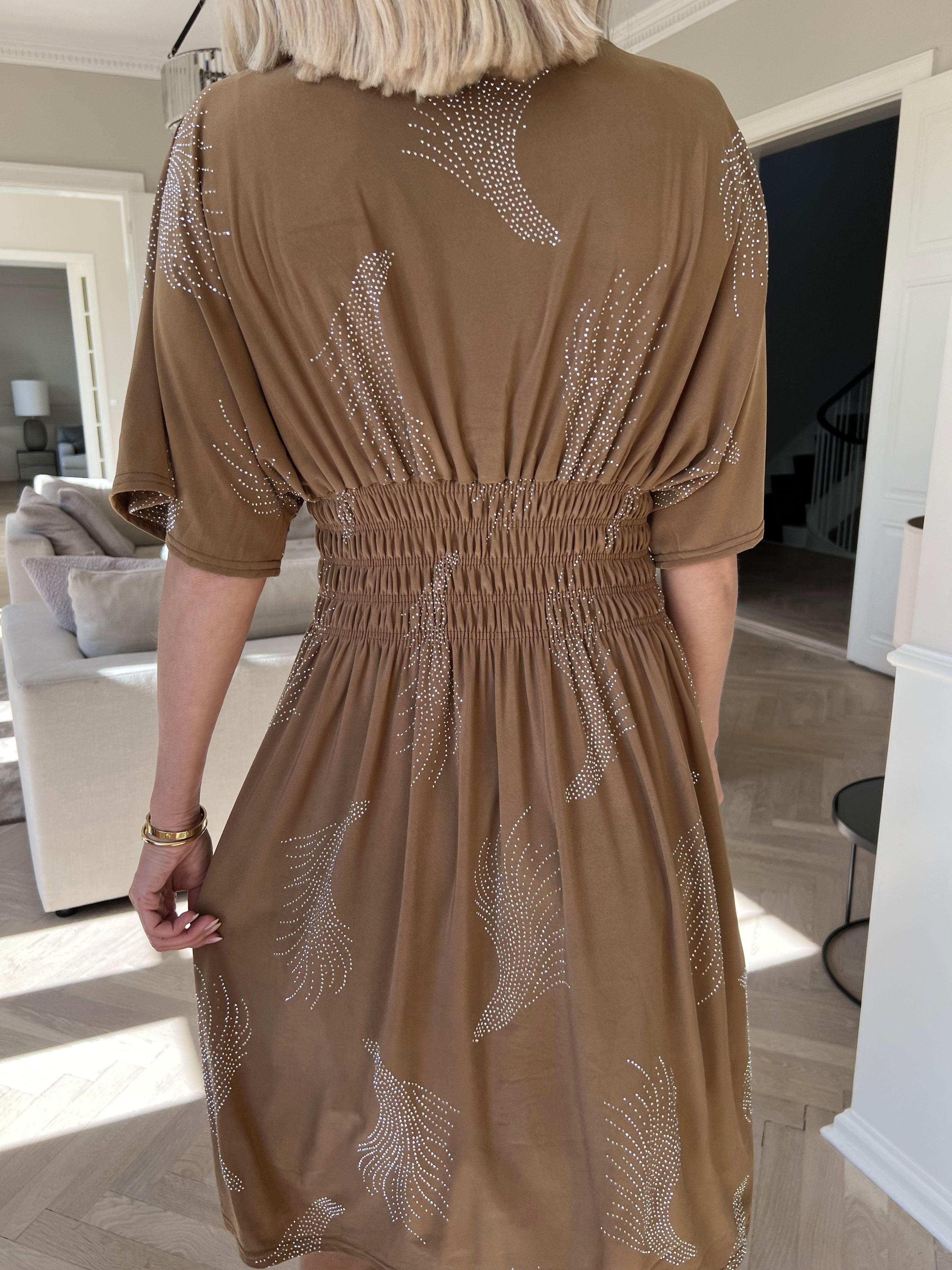 Pams Leaf Crystal Short - Elastisk kjole med mønster af similisten