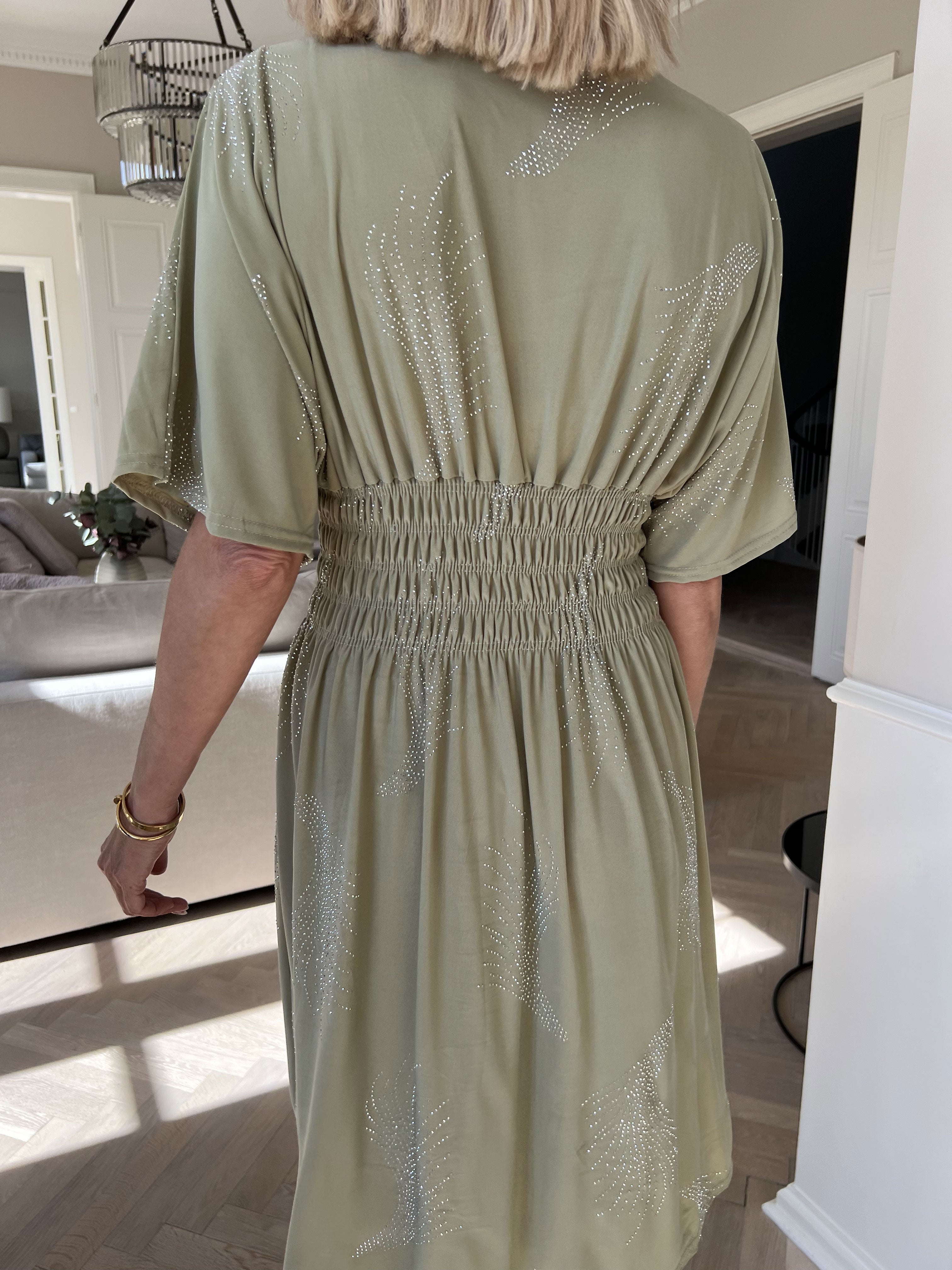 Pams Leaf Crystal Short - Elastisk kjole med mønster af similisten