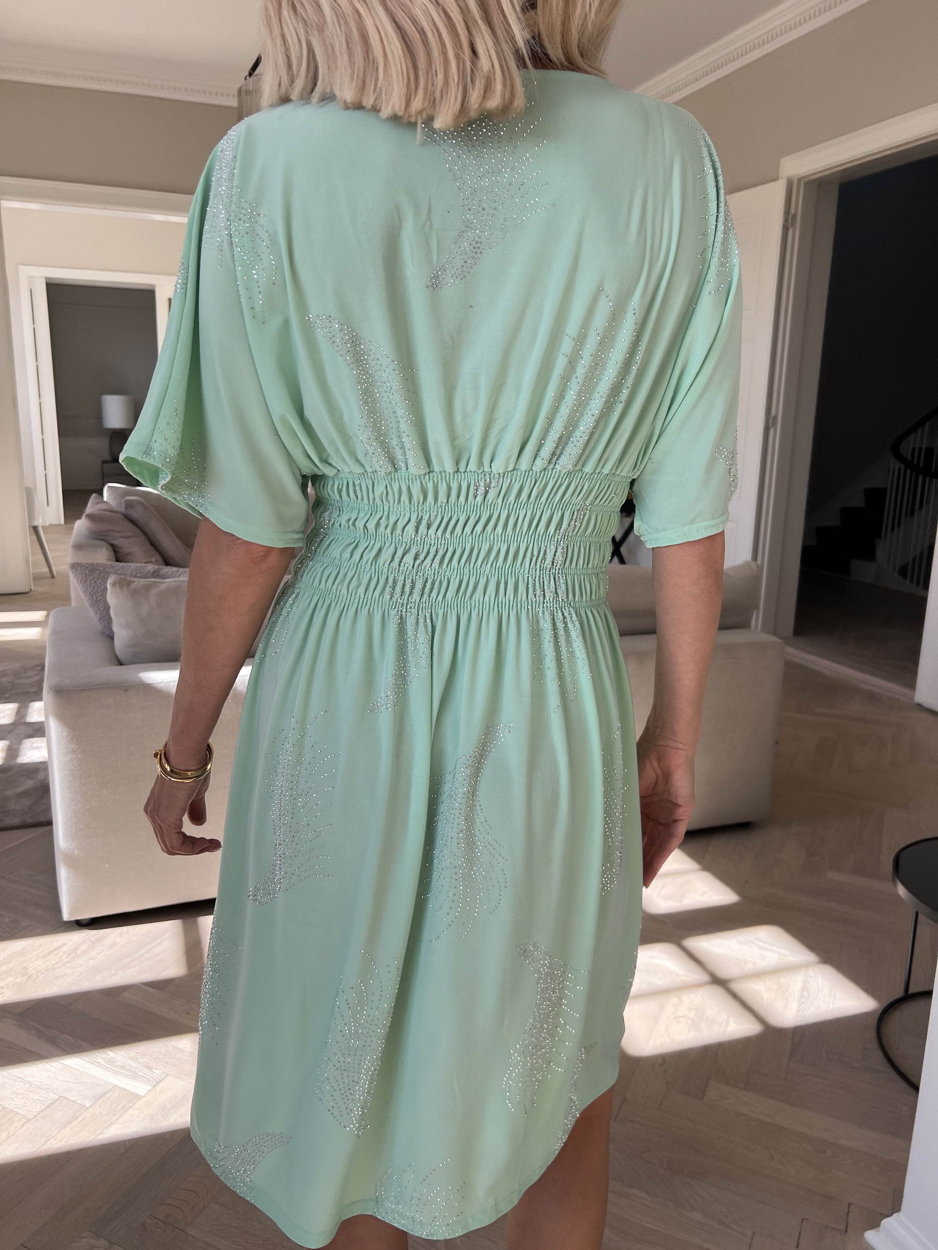 Pams Leaf Crystal Short - Elastisk kjole med mønster af similisten