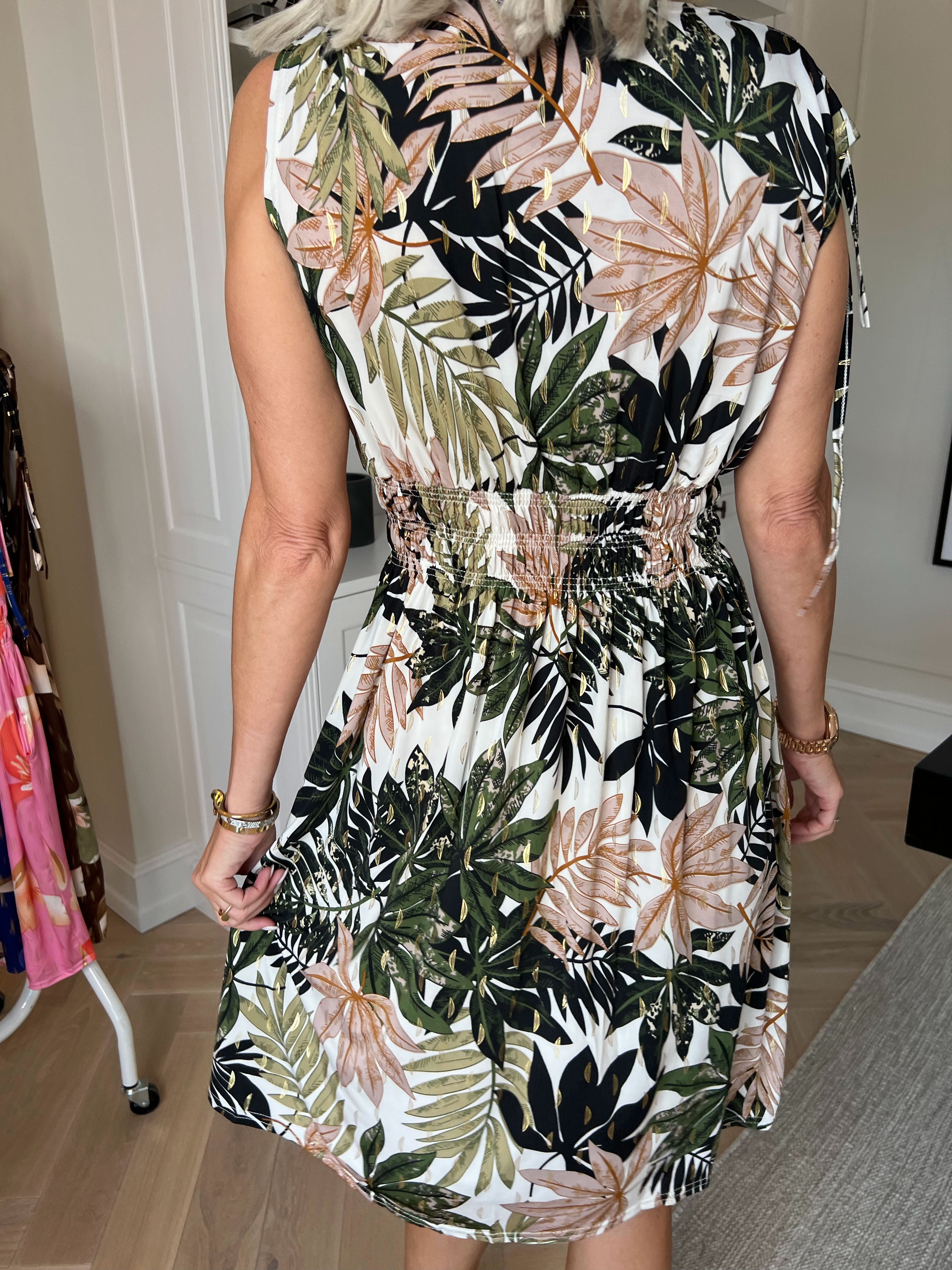 Pams Leaf Short - Kort elastisk kjole med bladmotiver og guld detaljer