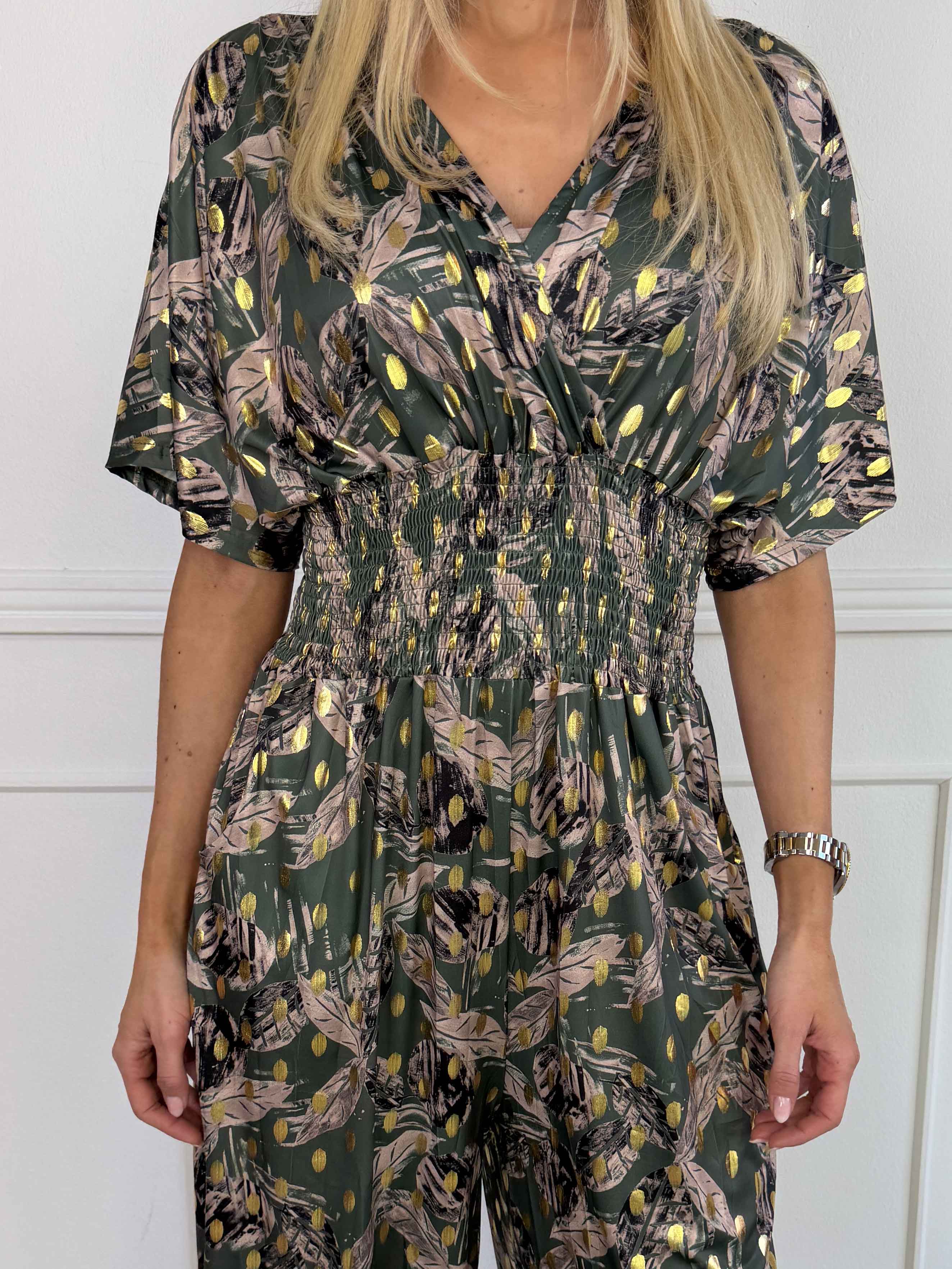 Pams Leafage Jumpsuit - Plus size buksedragt i bladmønster med guld dutter