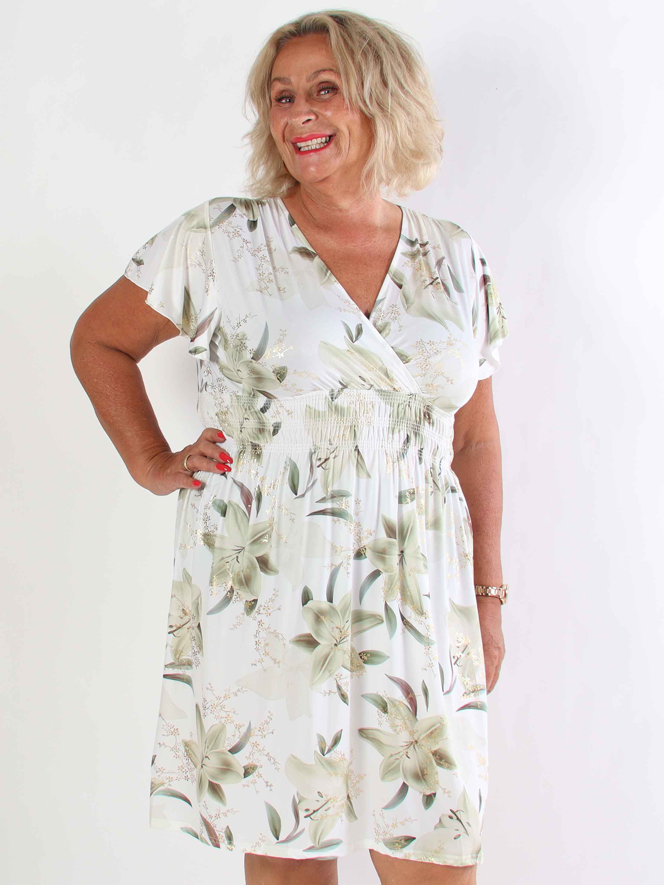 Pams Lilies Short - Kort elastisk plus size kjole med lilje motiver og guld detaljer