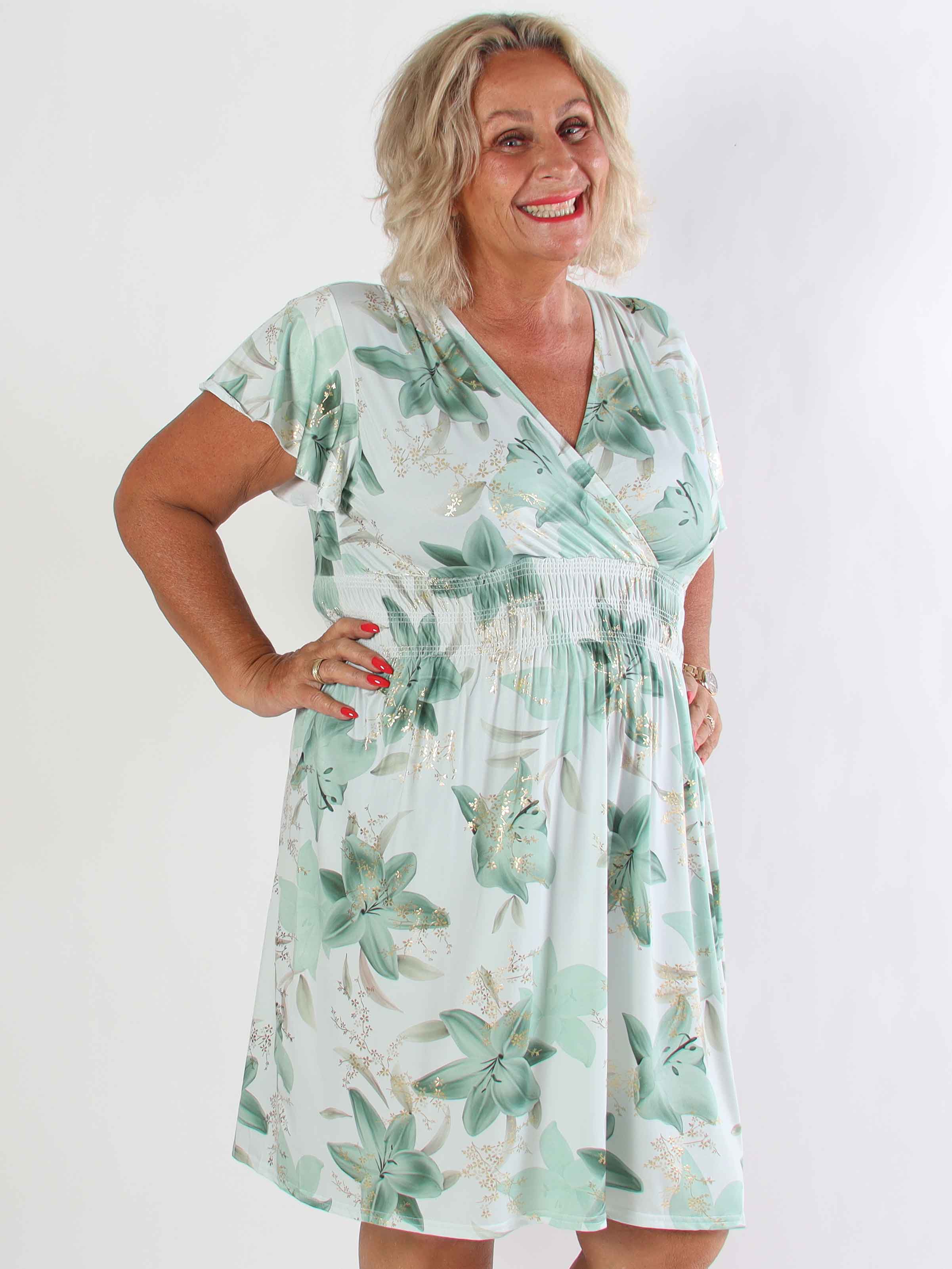 Pams Lilies Short - Kort elastisk plus size kjole med lilje motiver og guld detaljer