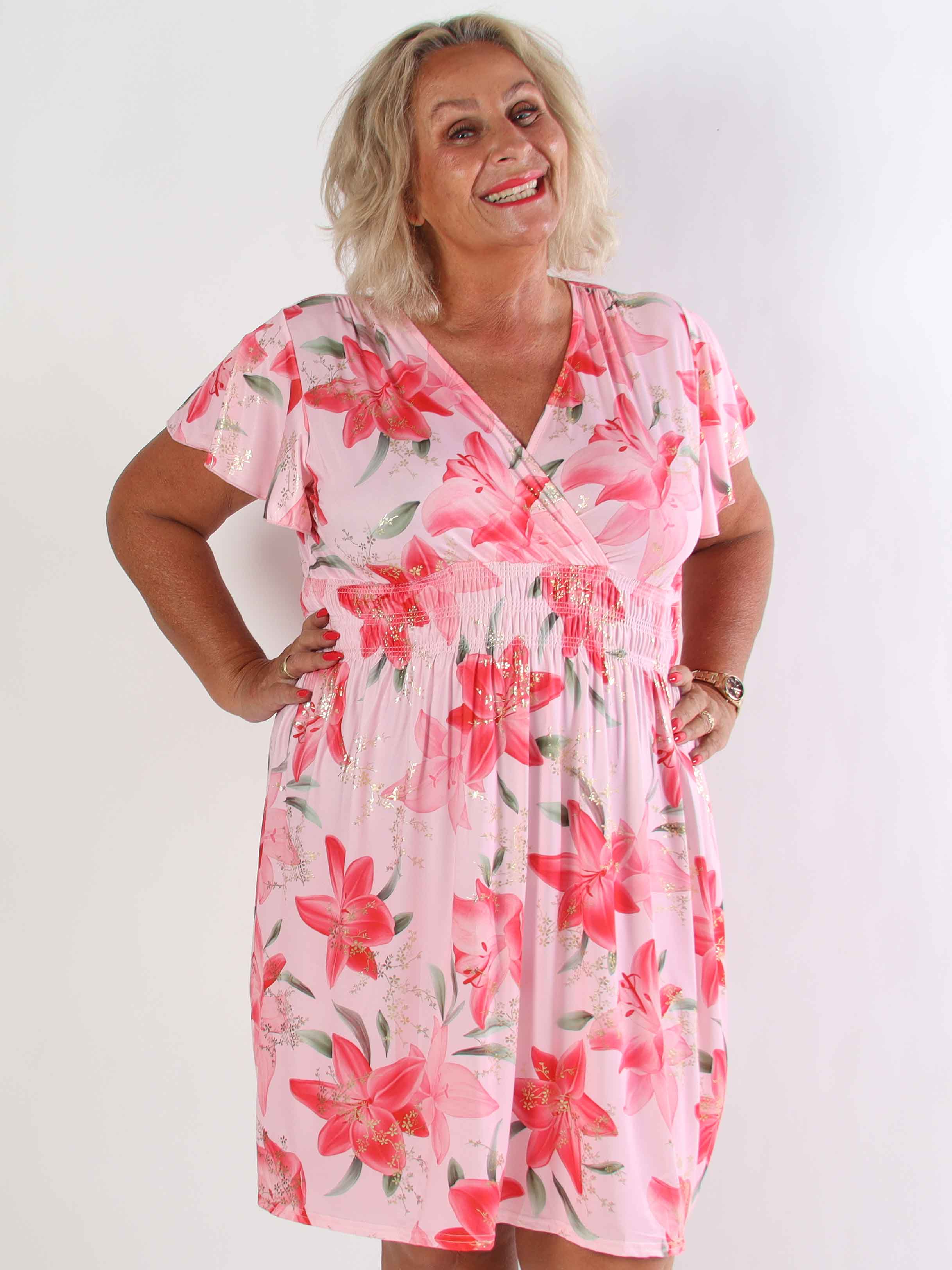 Pams Lilies Short - Kort elastisk plus size kjole med lilje motiver og guld detaljer