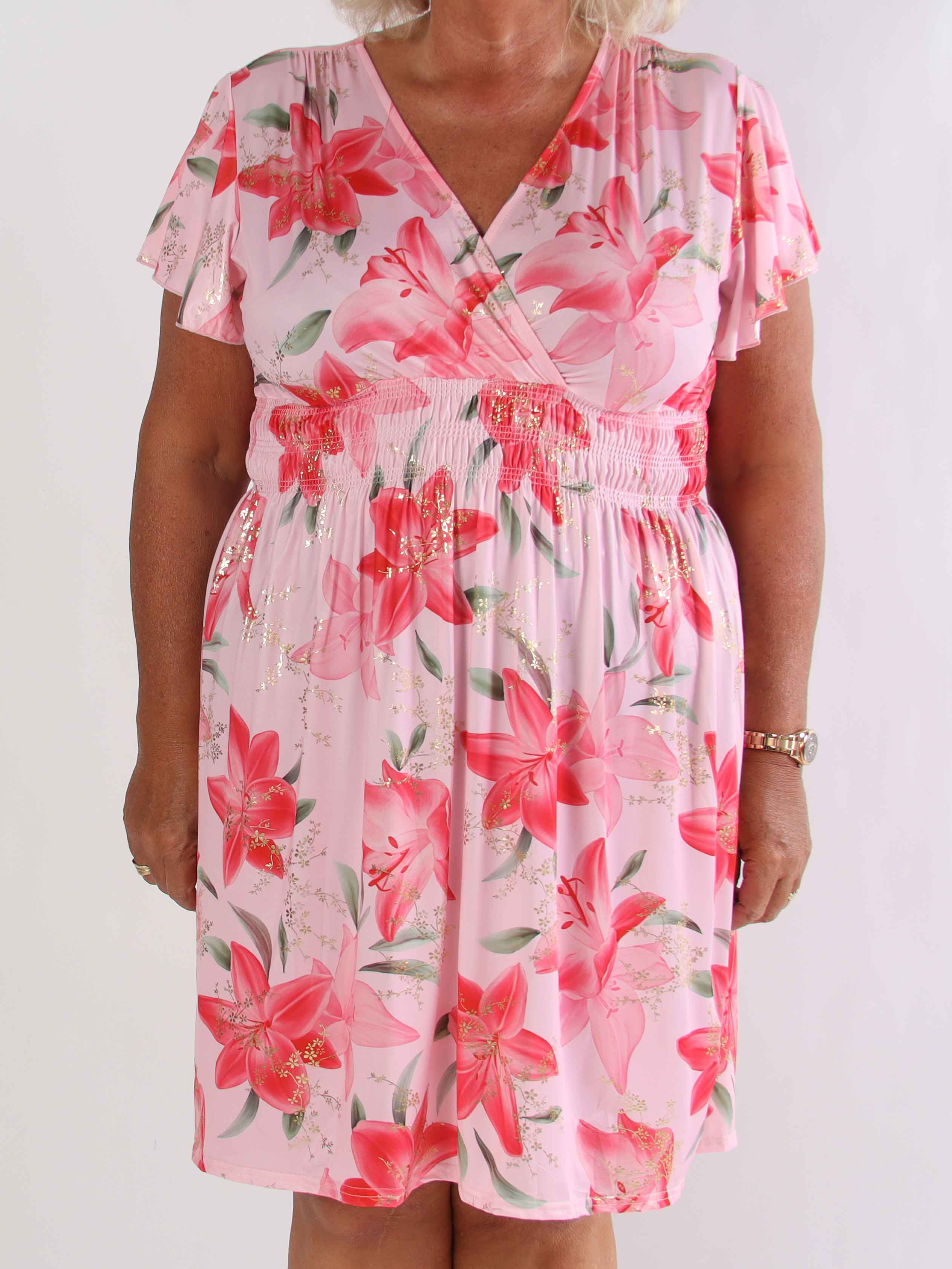 Pams Lilies Short - Kort elastisk plus size kjole med lilje motiver og guld detaljer