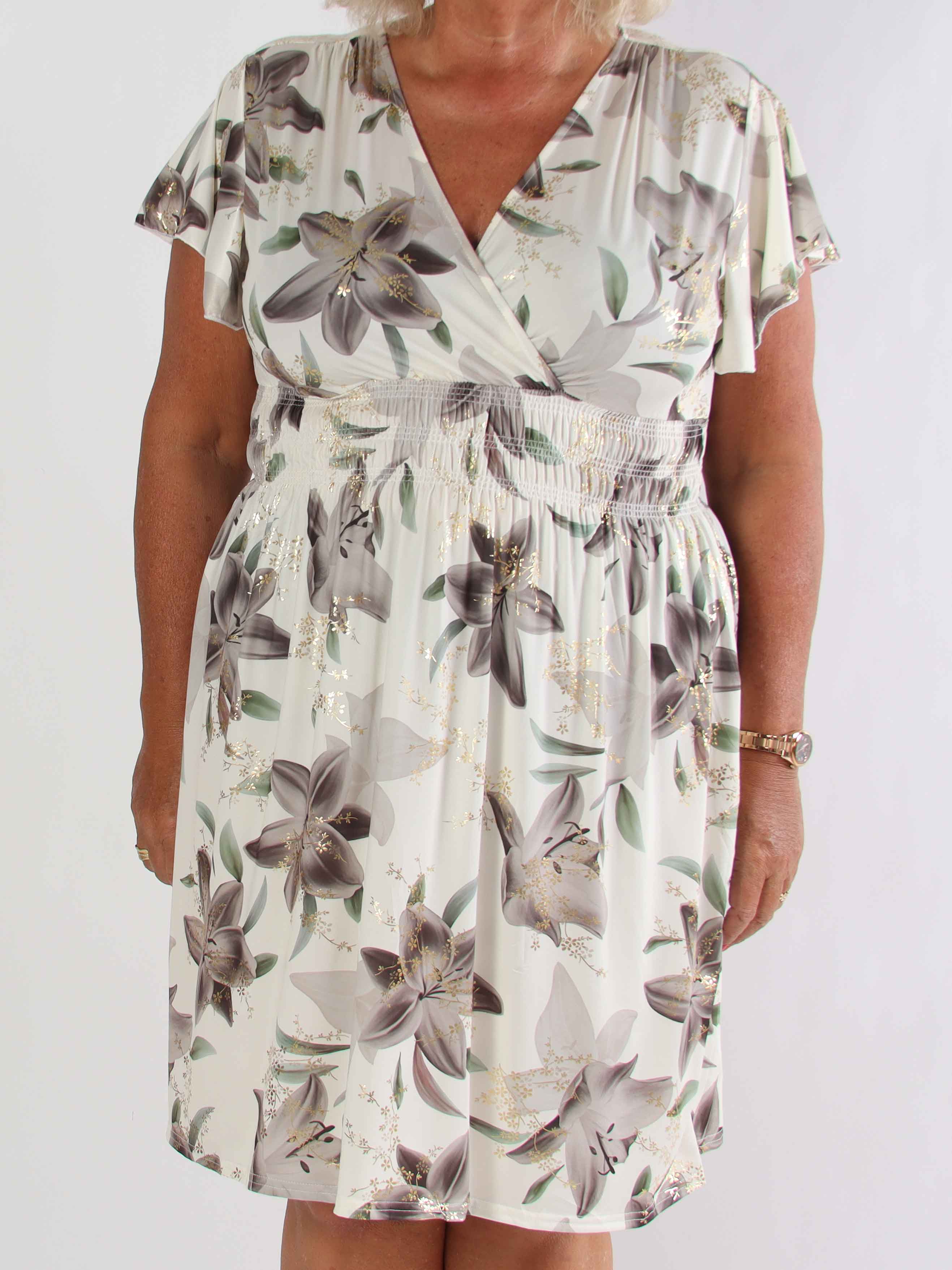 Pams Lilies Short - Kort elastisk plus size kjole med lilje motiver og guld detaljer