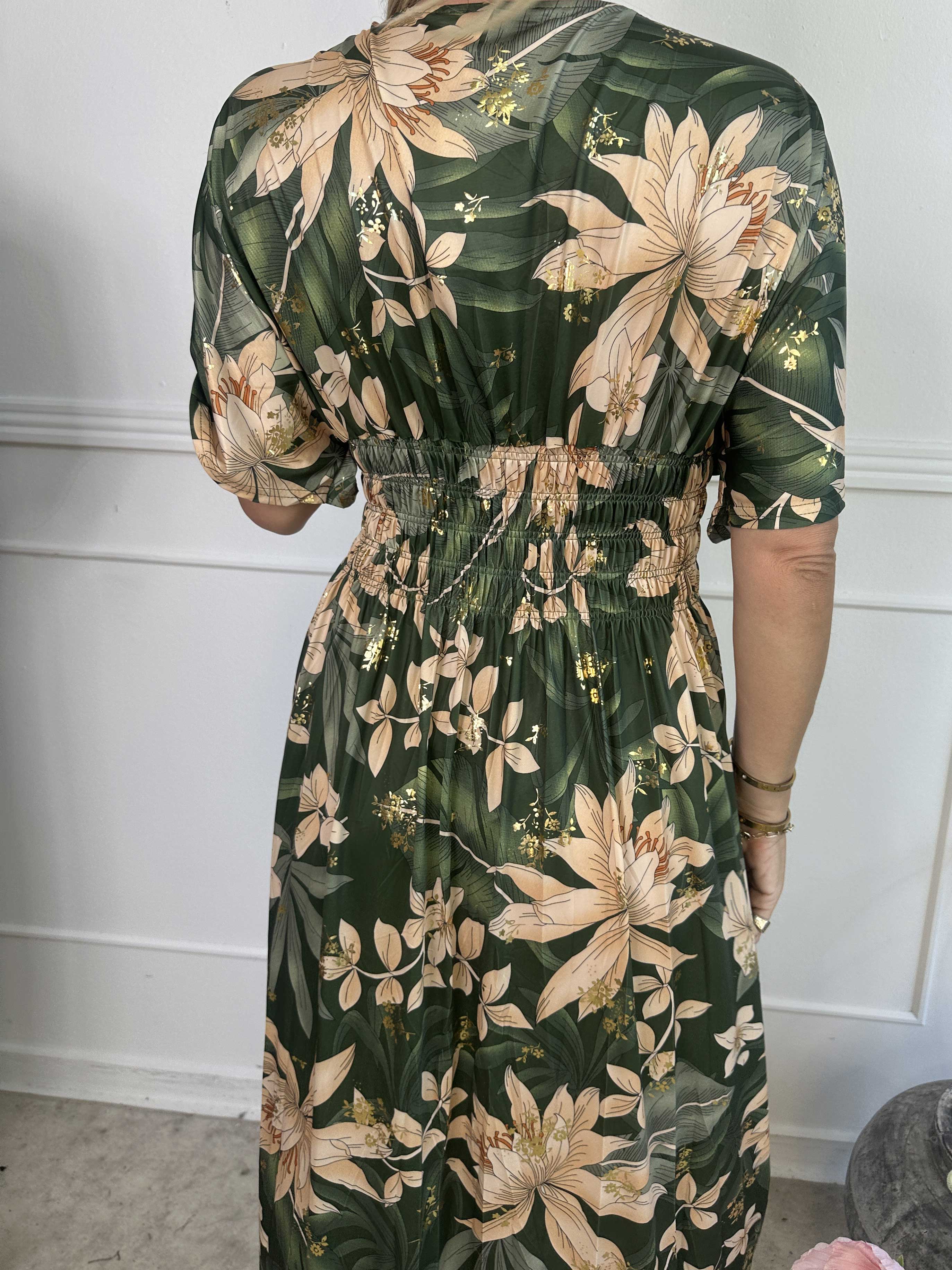 Pams New Leaf - Lang elastisk kjole med blomsterprint og guld detaljer