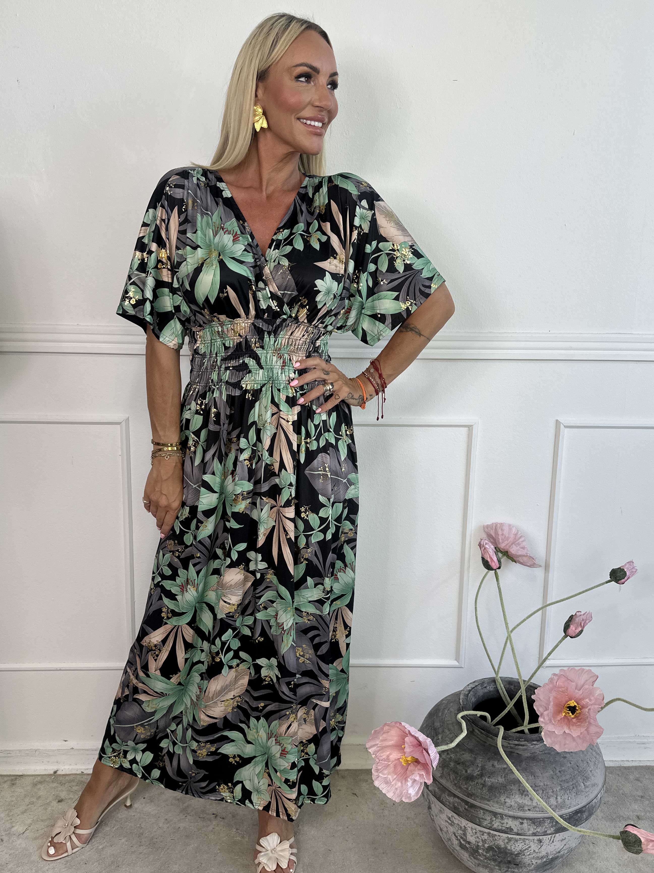 Pams New Leaf - Lang elastisk kjole med blomsterprint og guld detaljer