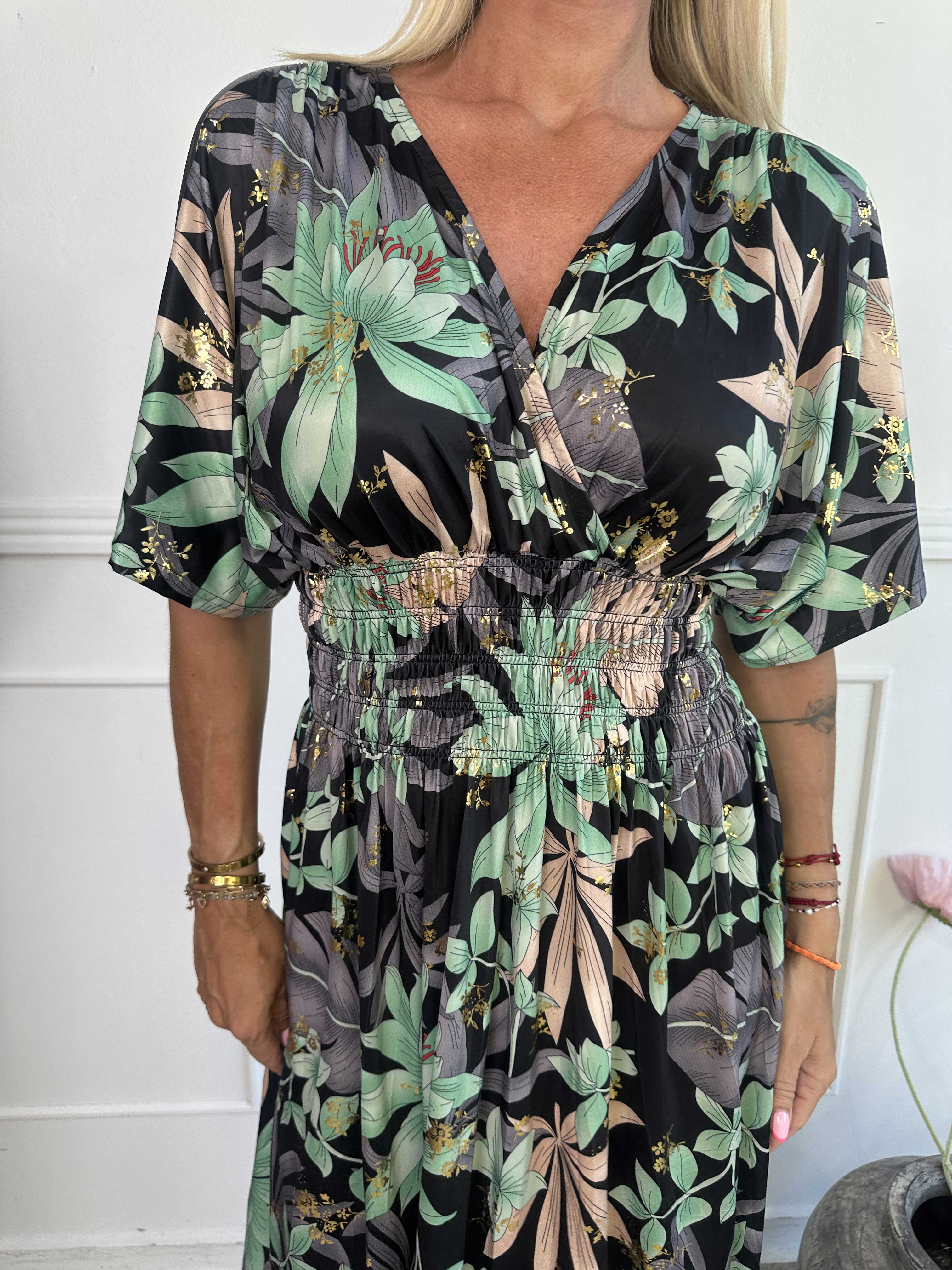 Pams New Leaf - Lang elastisk kjole med blomsterprint og guld detaljer