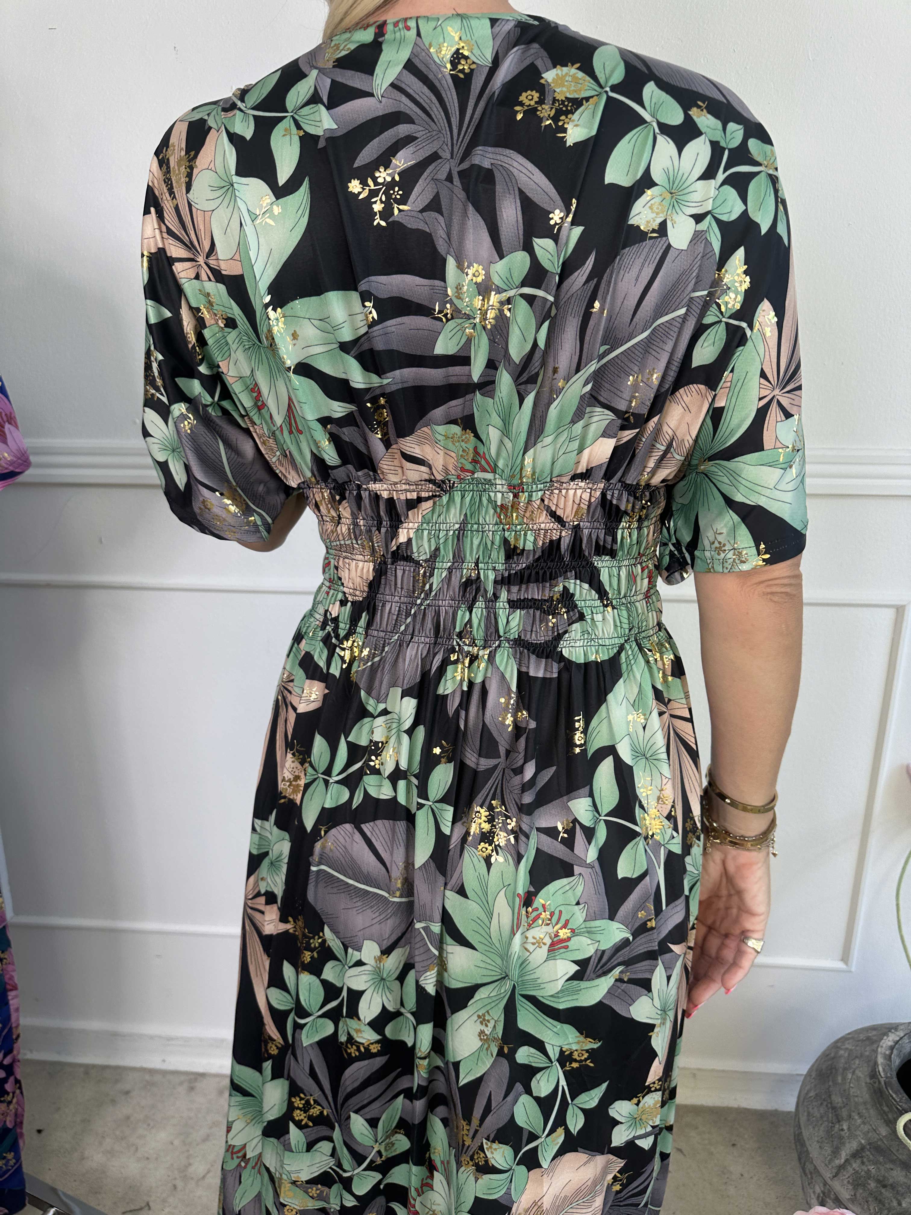 Pams New Leaf - Lang elastisk kjole med blomsterprint og guld detaljer