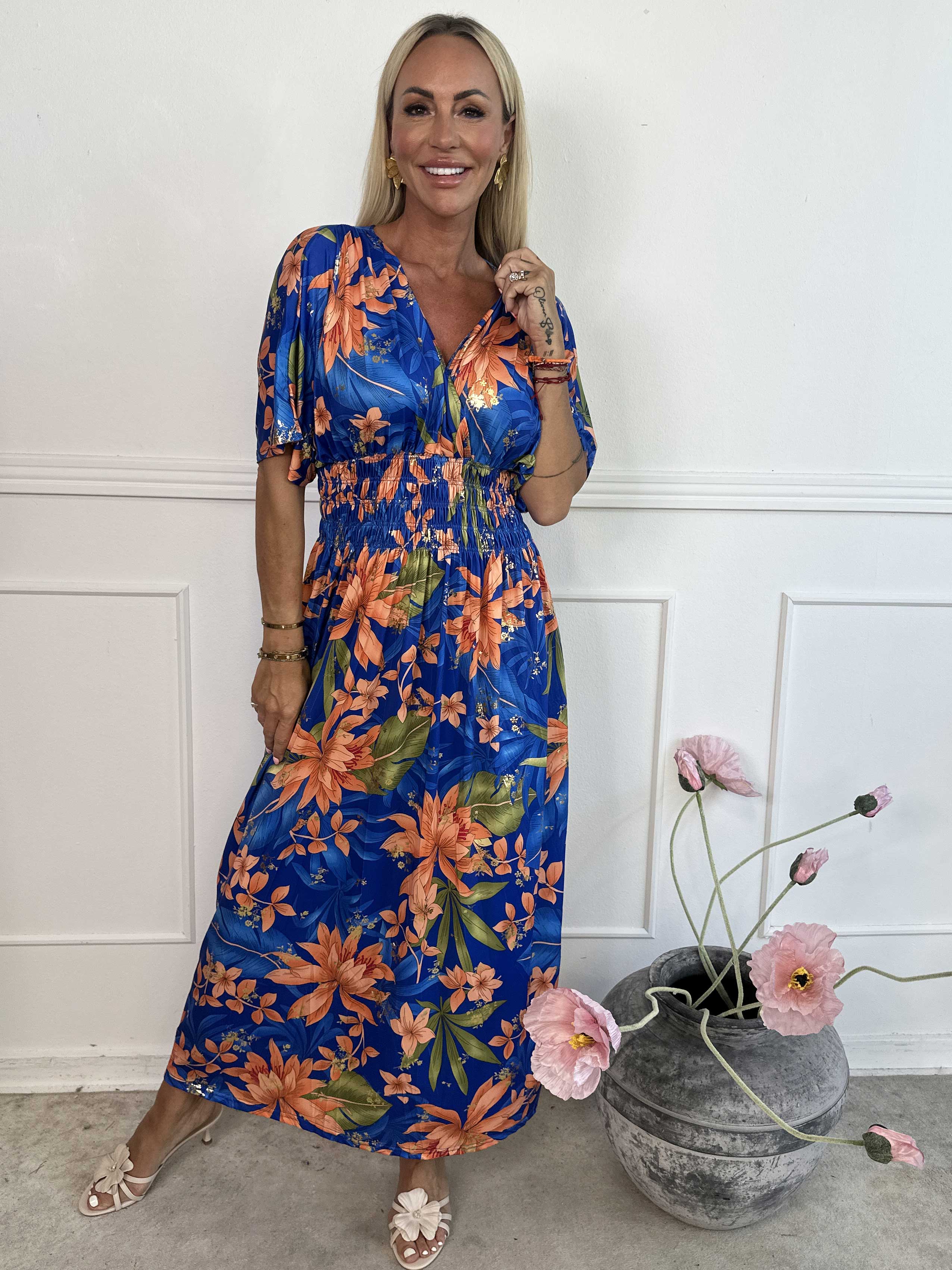 Pams New Leaf - Lang elastisk kjole med blomsterprint og guld detaljer