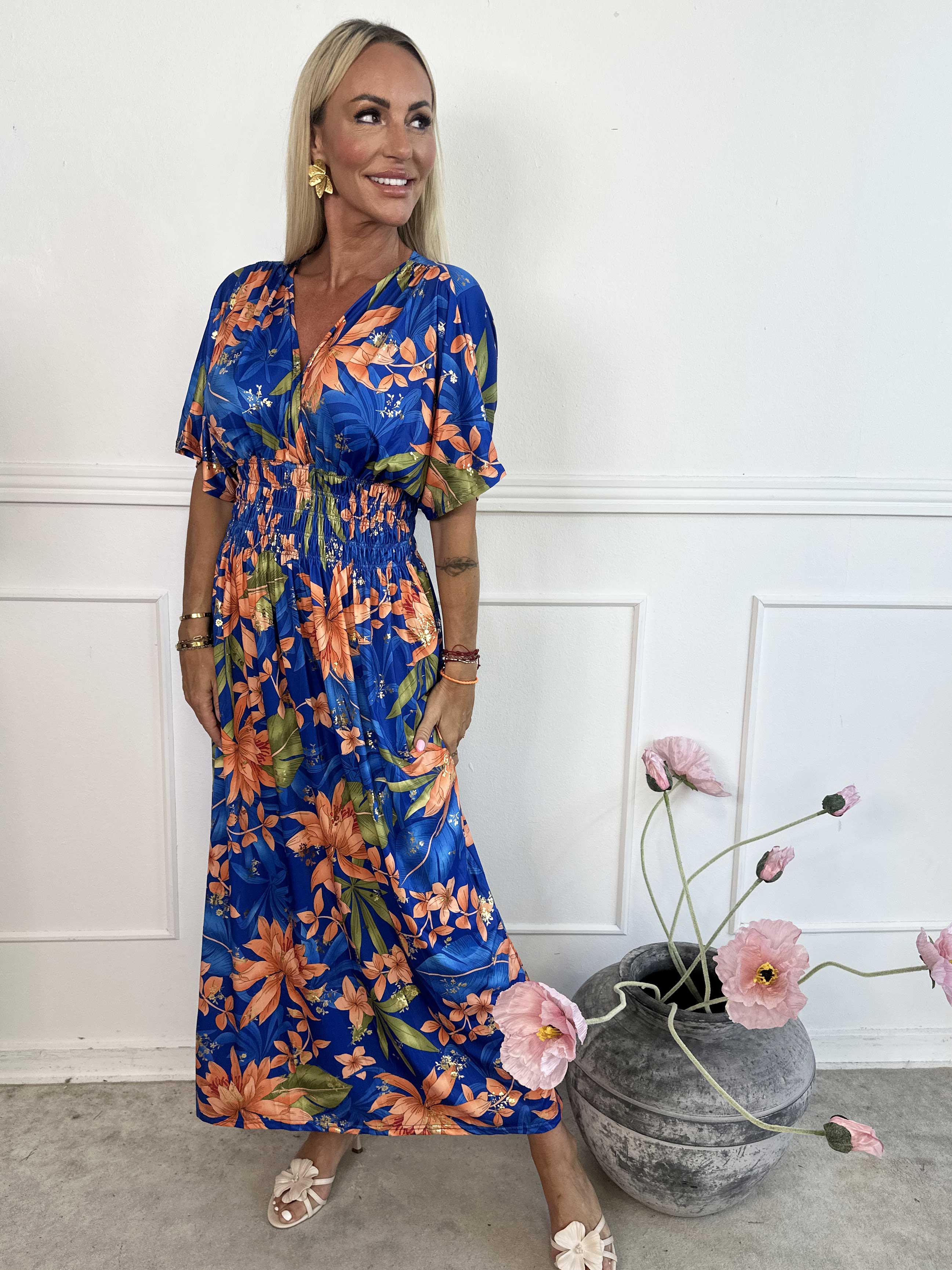 Pams New Leaf - Lang elastisk kjole med blomsterprint og guld detaljer