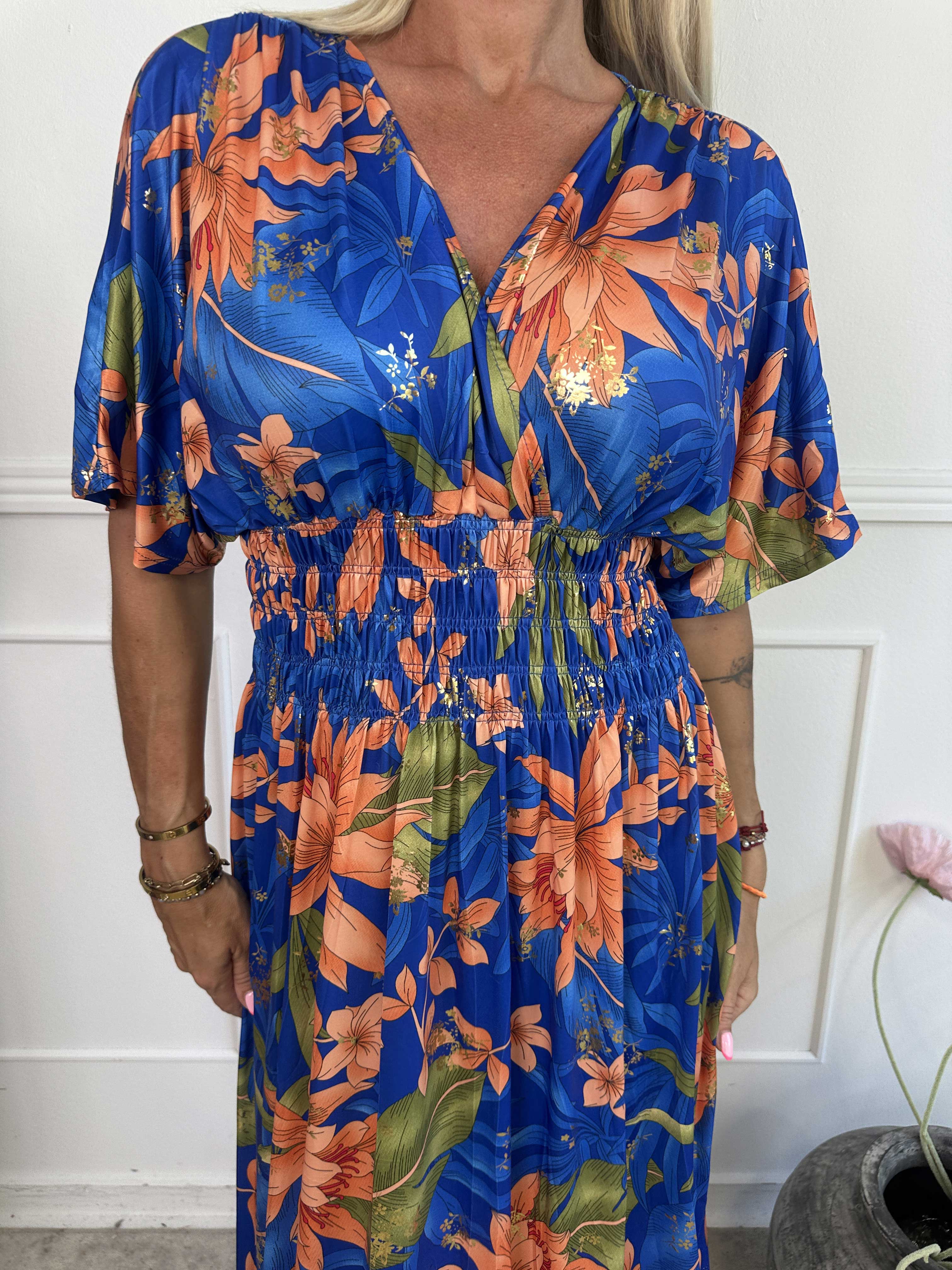 Pams New Leaf - Lang elastisk kjole med blomsterprint og guld detaljer