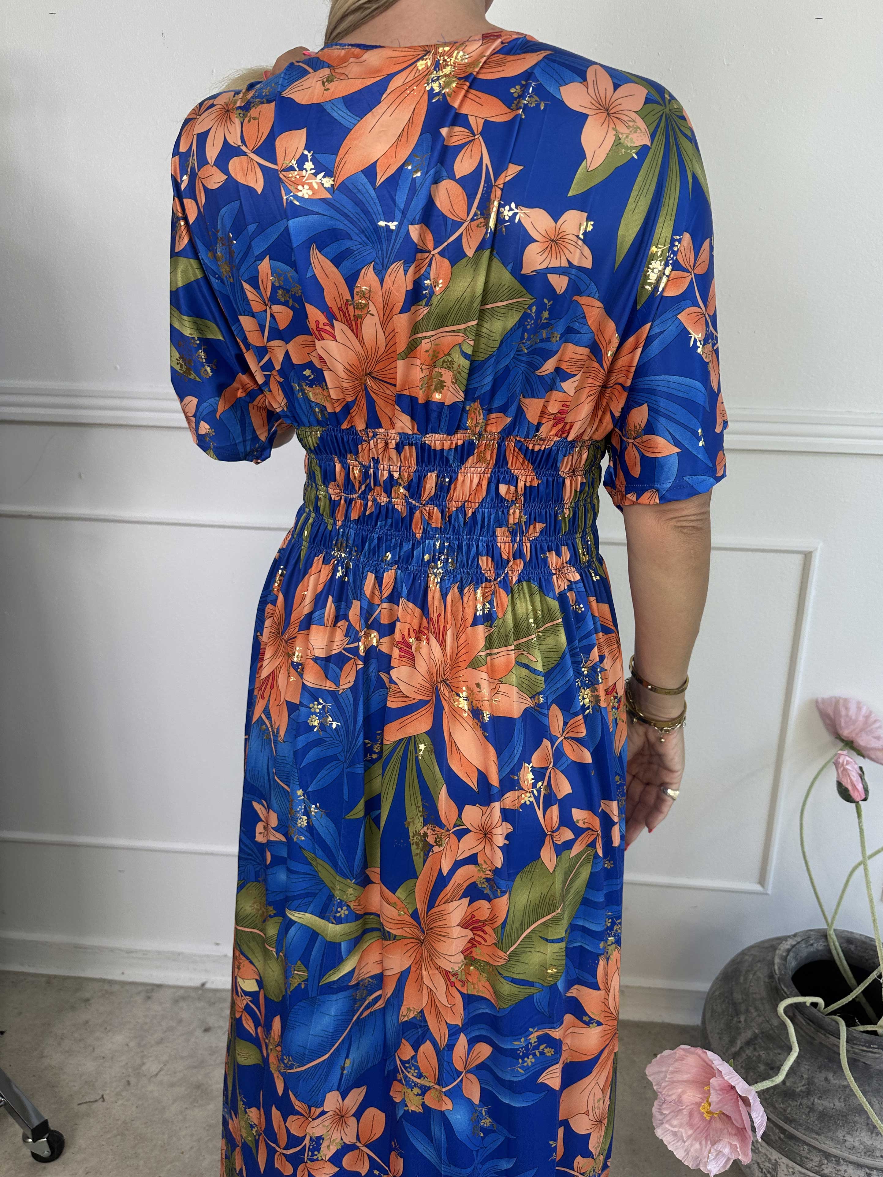 Pams New Leaf - Lang elastisk kjole med blomsterprint og guld detaljer