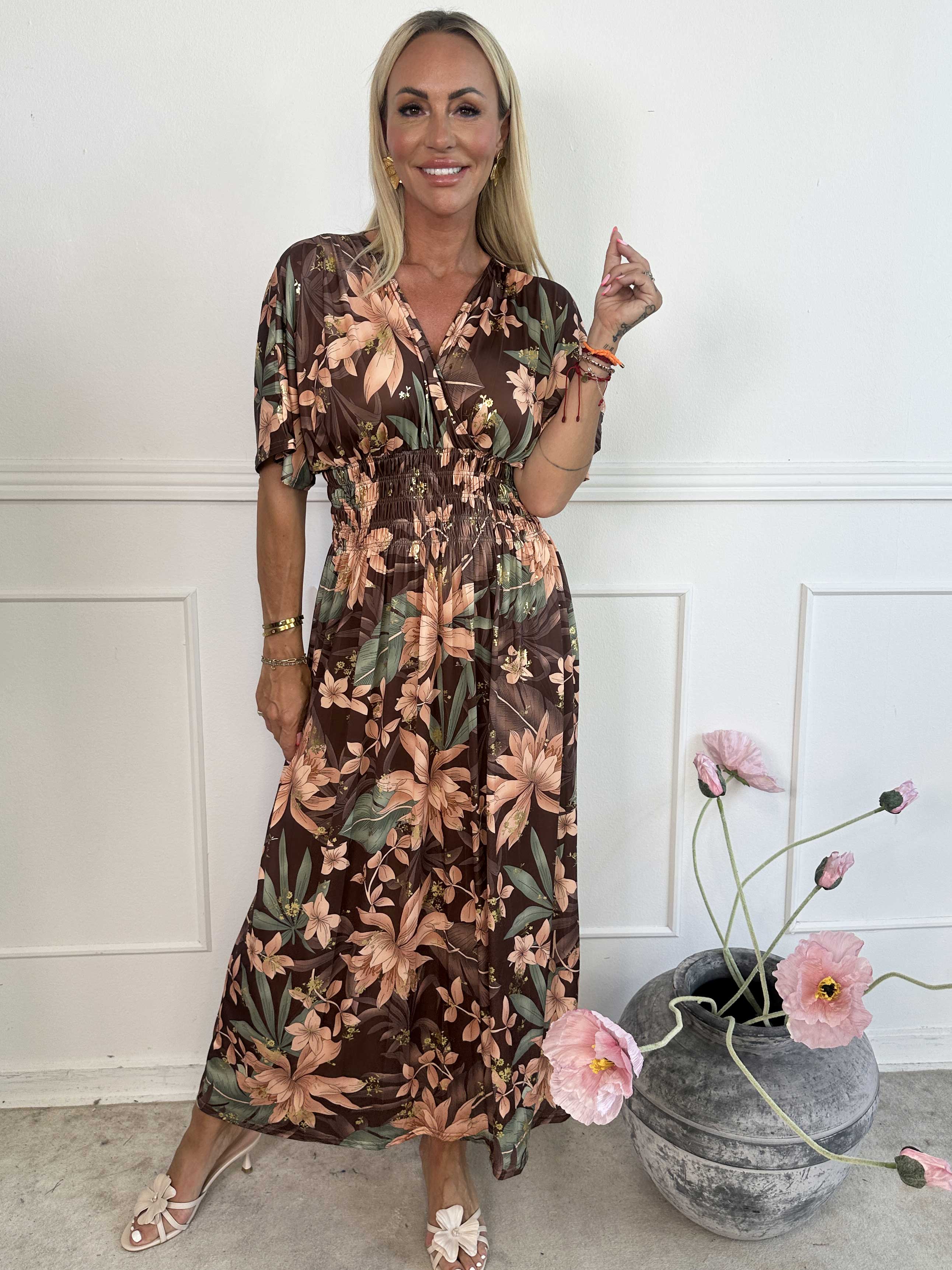 Pams New Leaf - Lang elastisk kjole med blomsterprint og guld detaljer