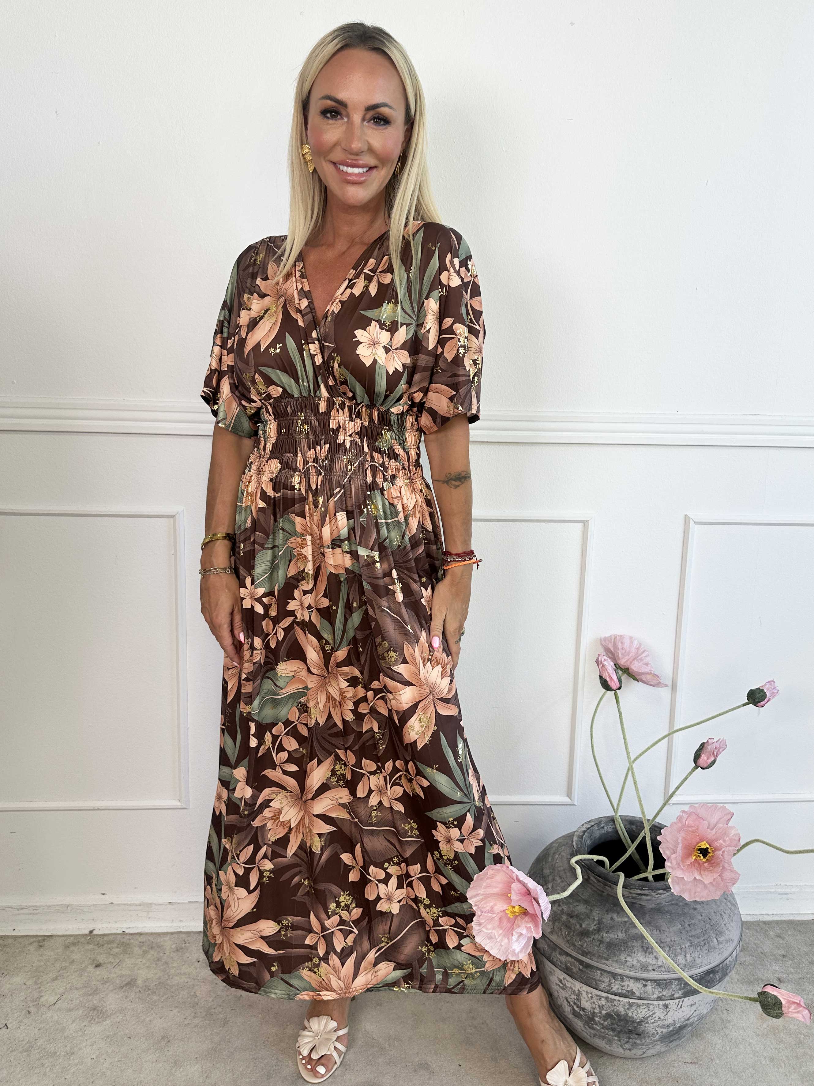 Pams New Leaf - Lang elastisk kjole med blomsterprint og guld detaljer