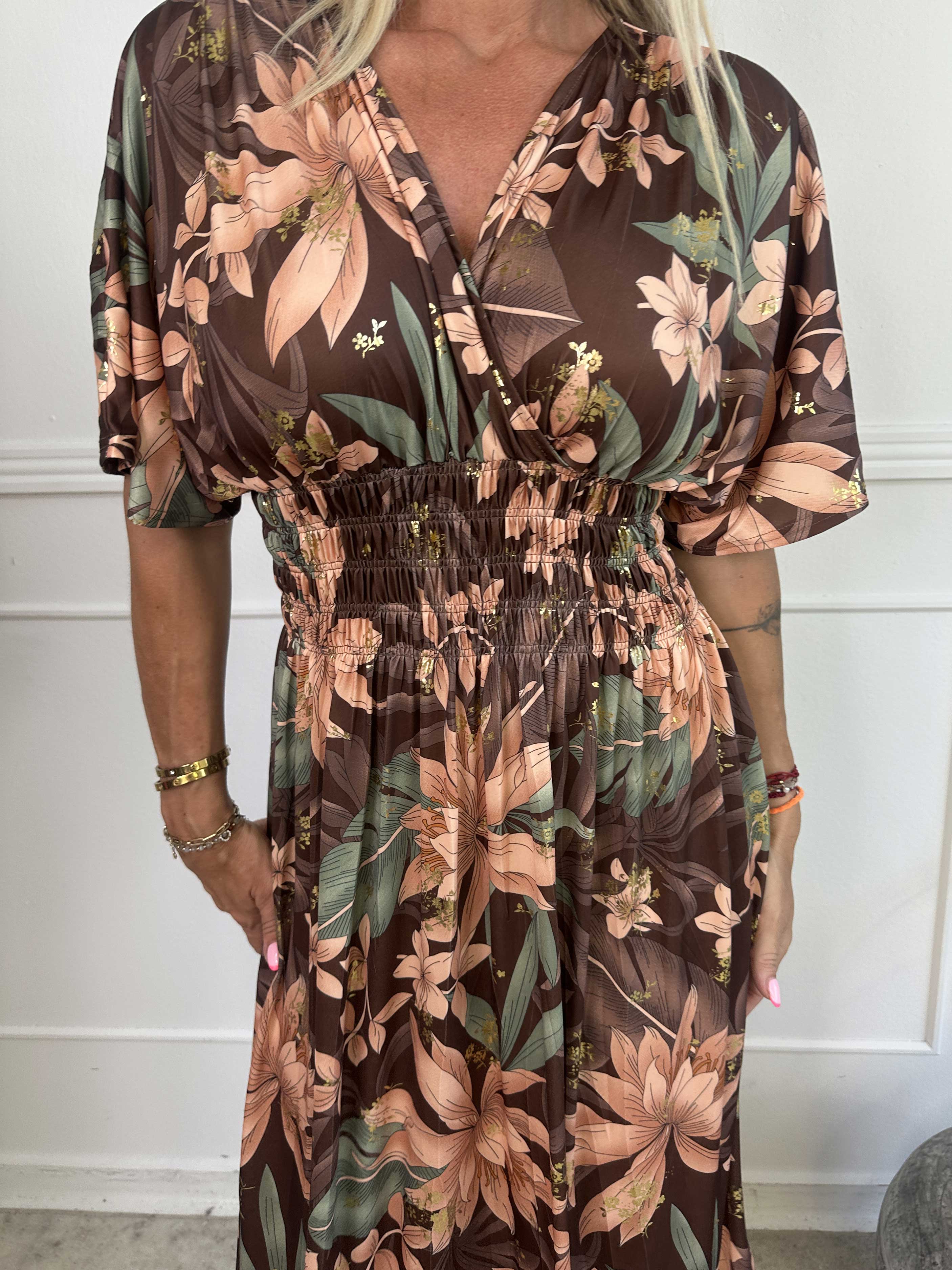 Pams New Leaf - Lang elastisk kjole med blomsterprint og guld detaljer