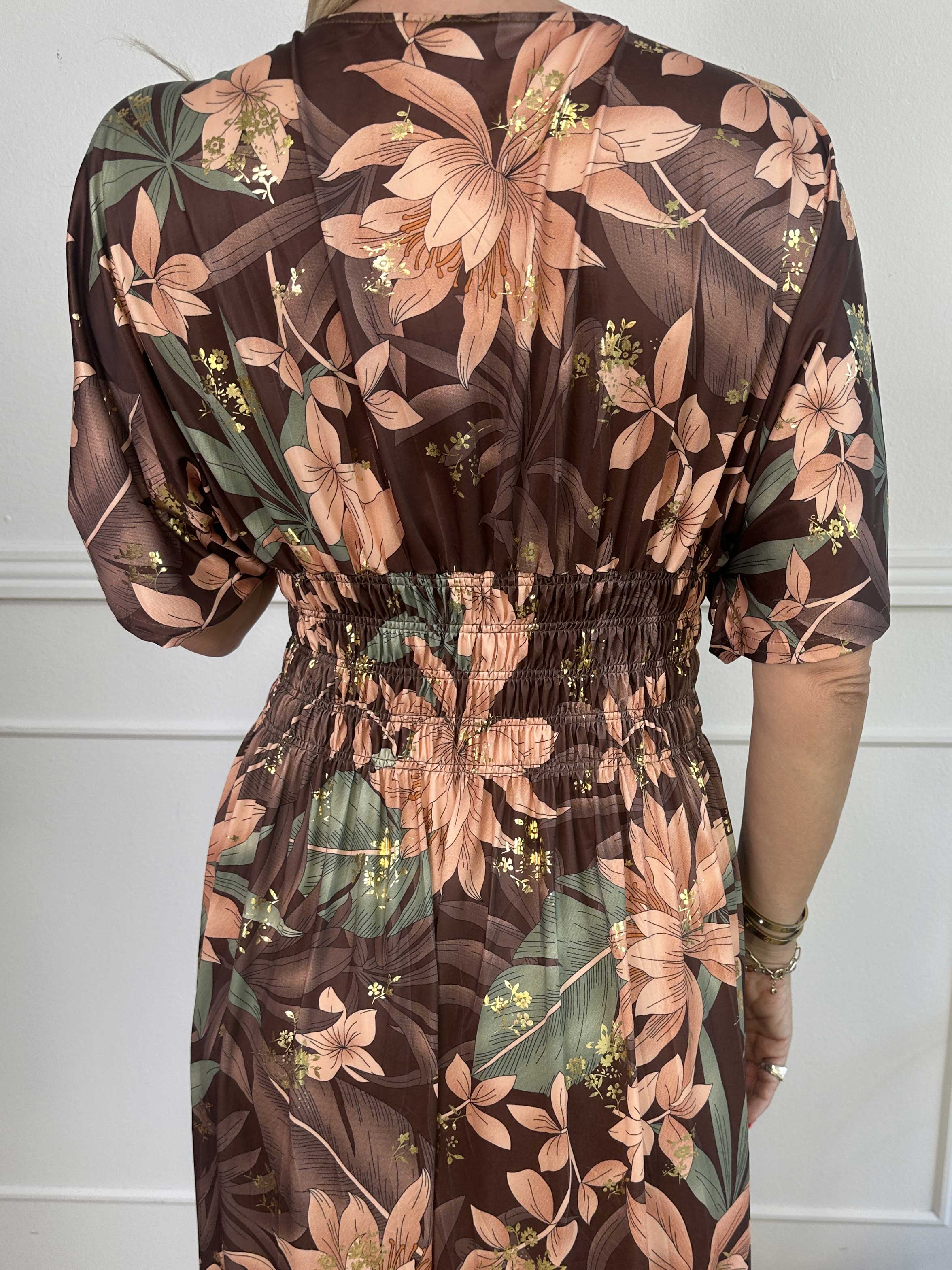 Pams New Leaf - Lang elastisk kjole med blomsterprint og guld detaljer