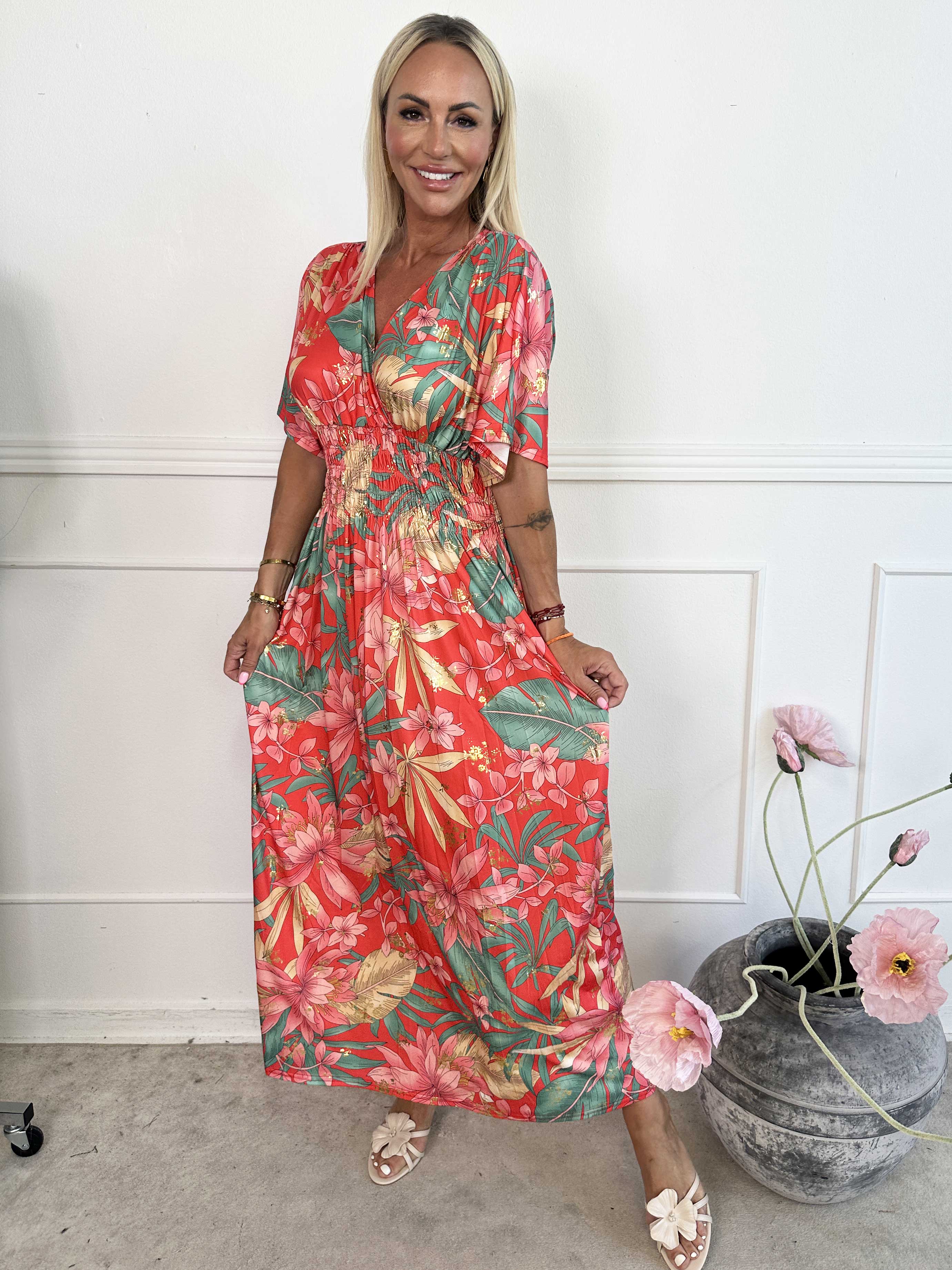 Pams New Leaf - Lang elastisk kjole med blomsterprint og guld detaljer