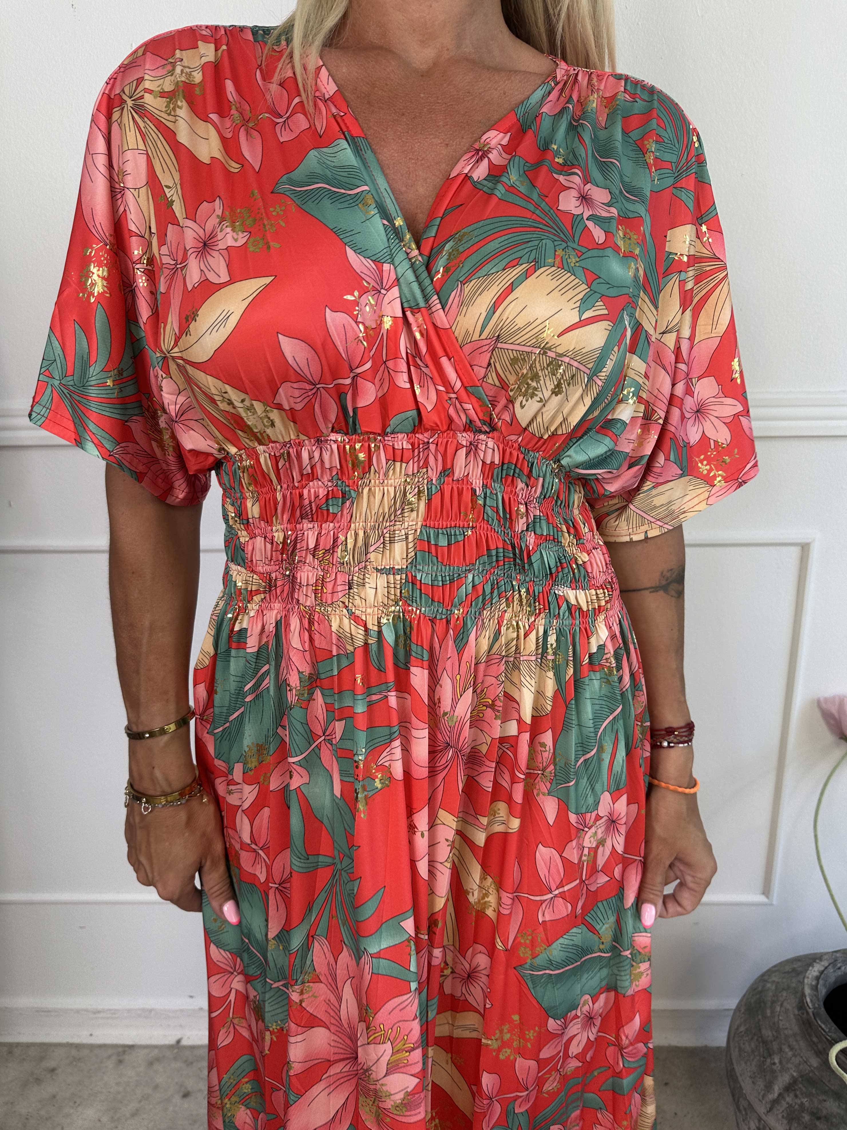 Pams New Leaf - Lang elastisk kjole med blomsterprint og guld detaljer