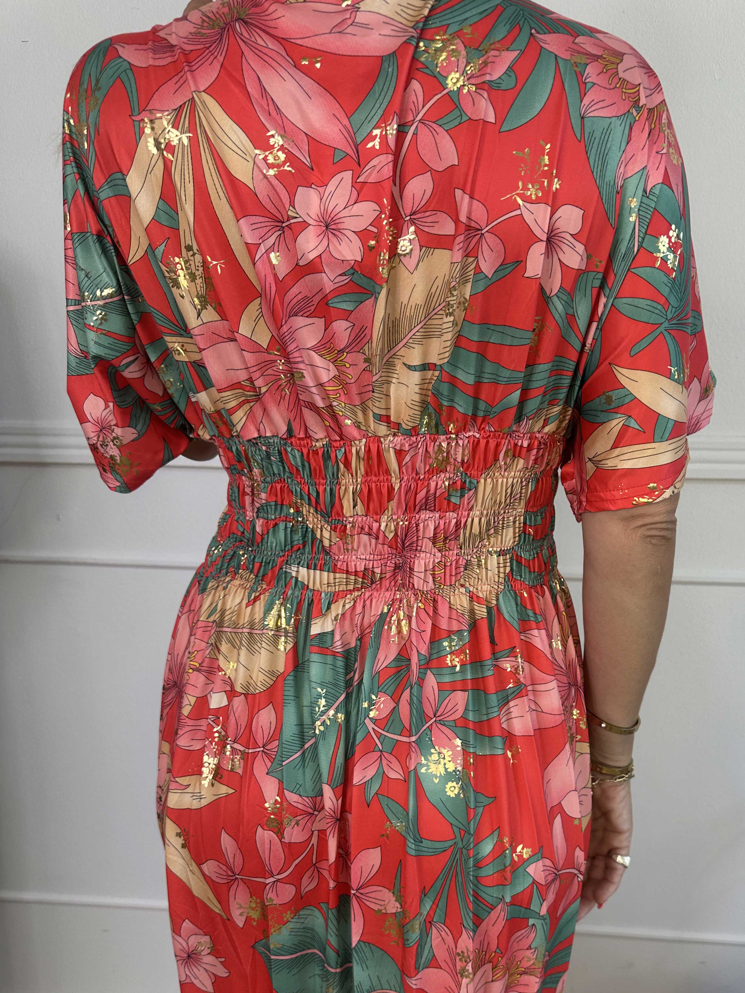 Pams New Leaf - Lang elastisk kjole med blomsterprint og guld detaljer