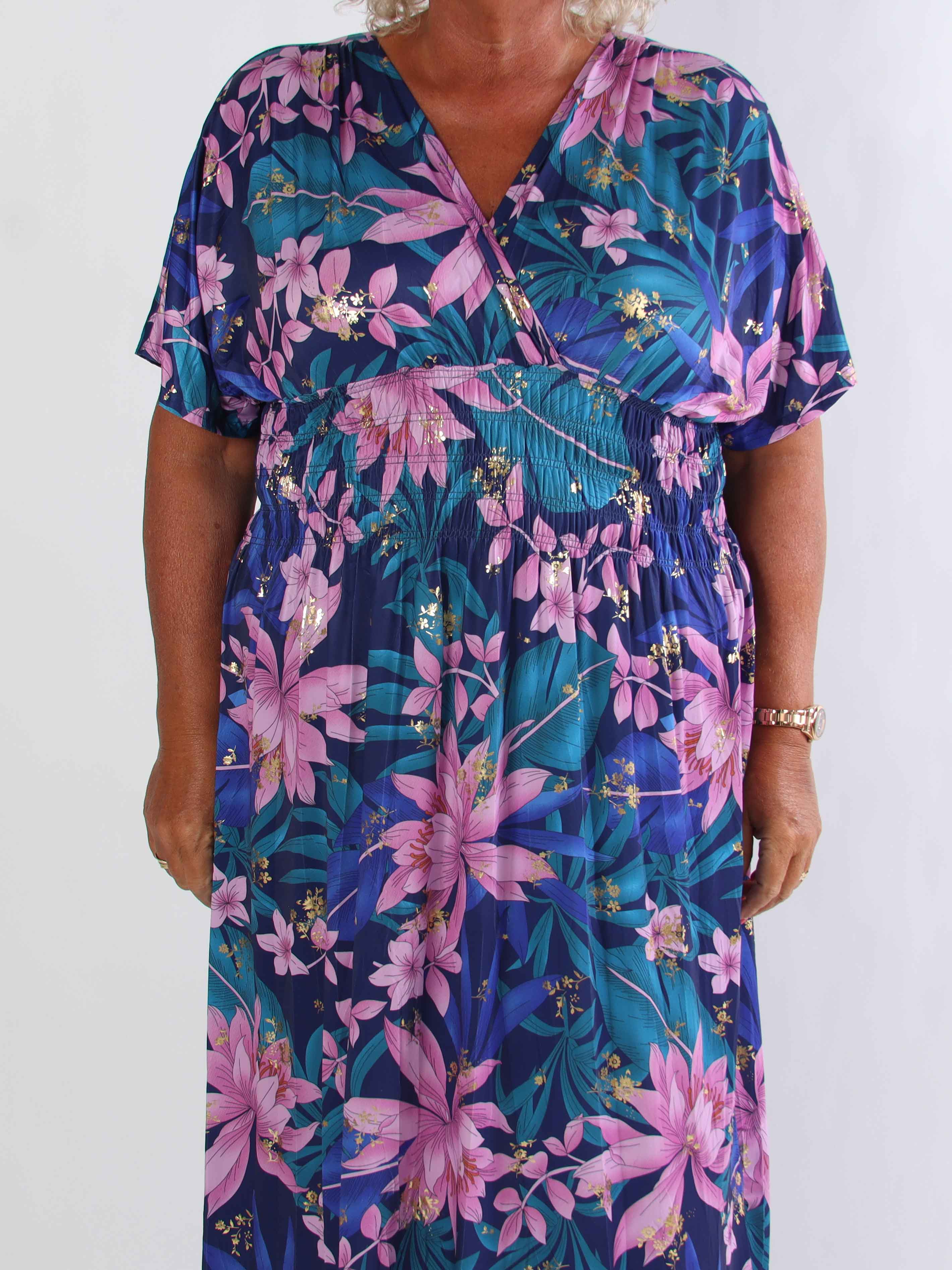 Pams New Leaf - Lang plus size kjole med blomsterprint og guld detaljer