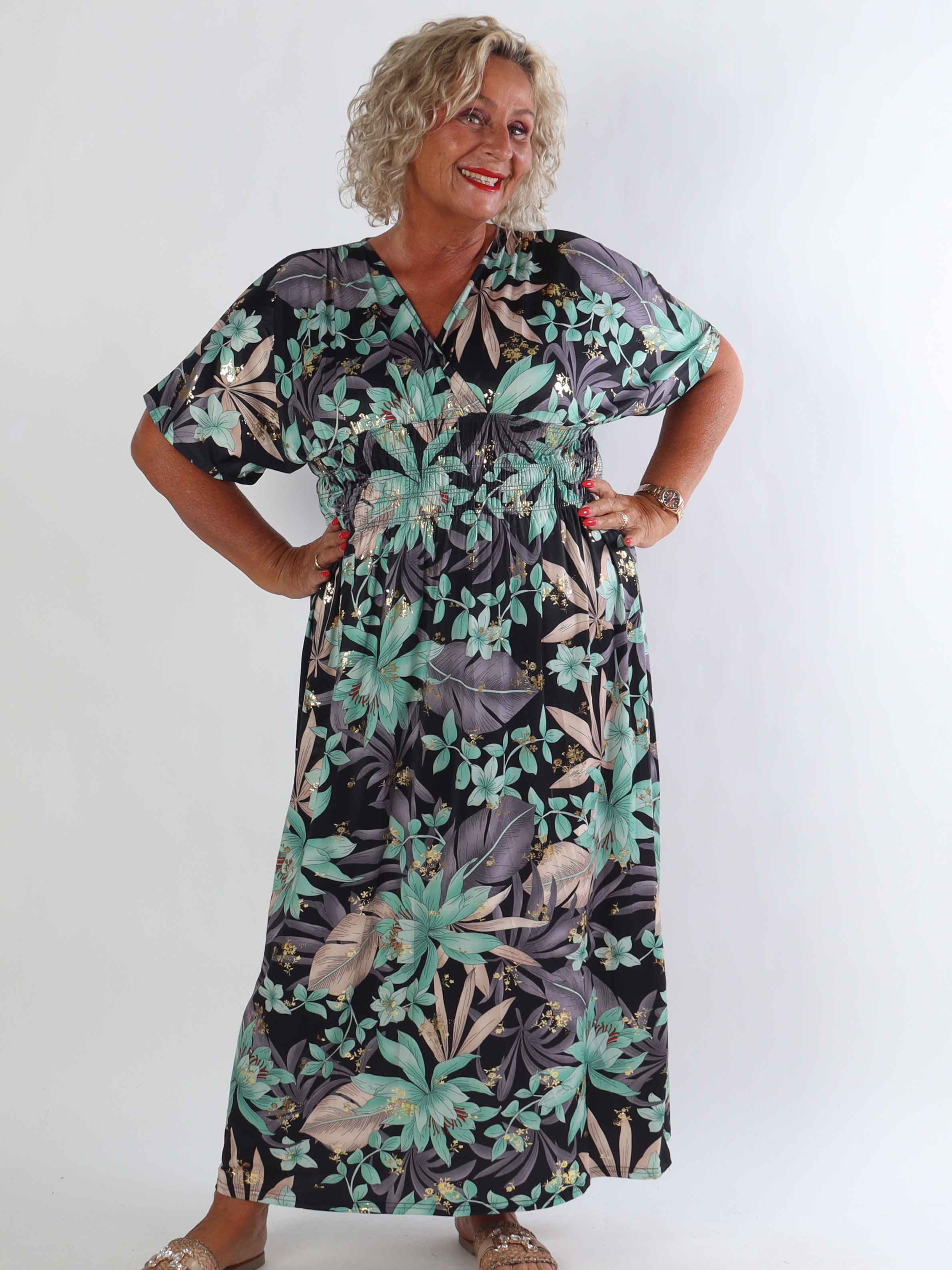 Pams New Leaf - Lang plus size kjole med blomsterprint og guld detaljer