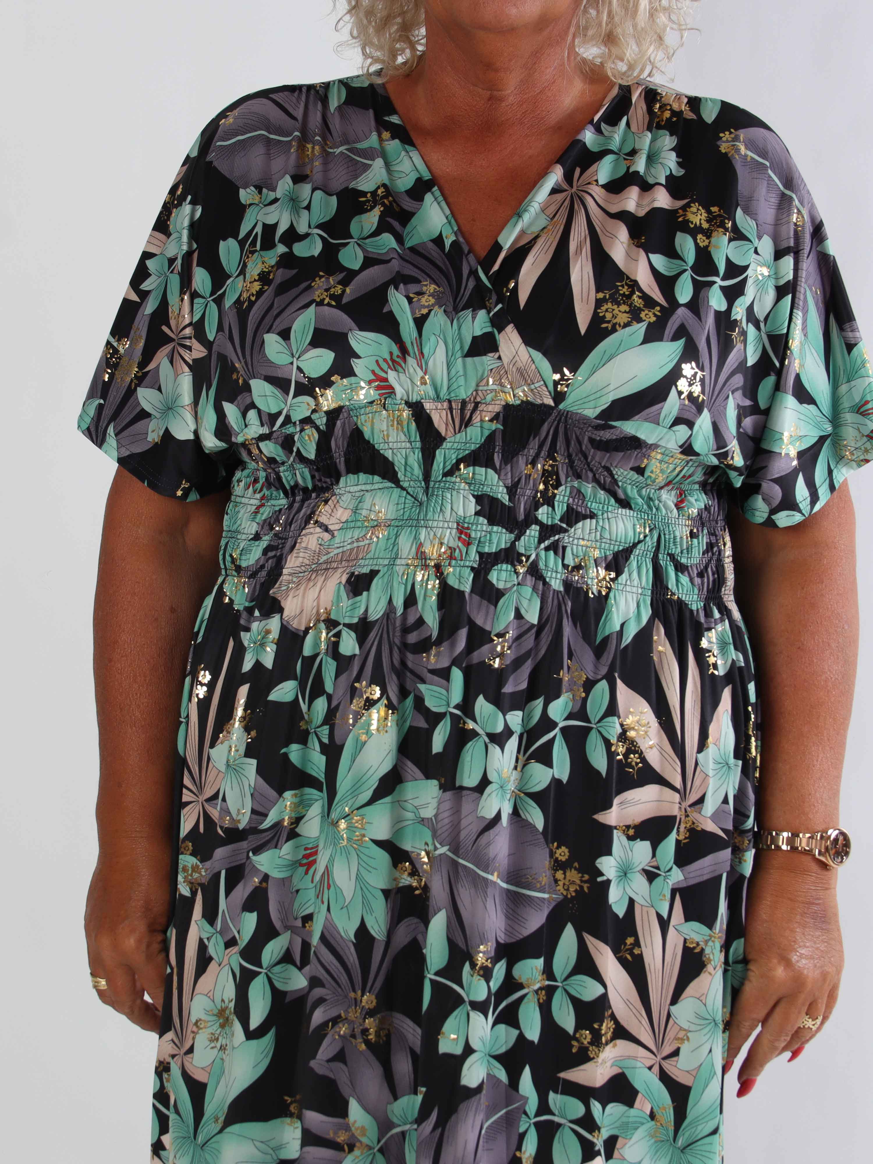 Pams New Leaf - Lang plus size kjole med blomsterprint og guld detaljer