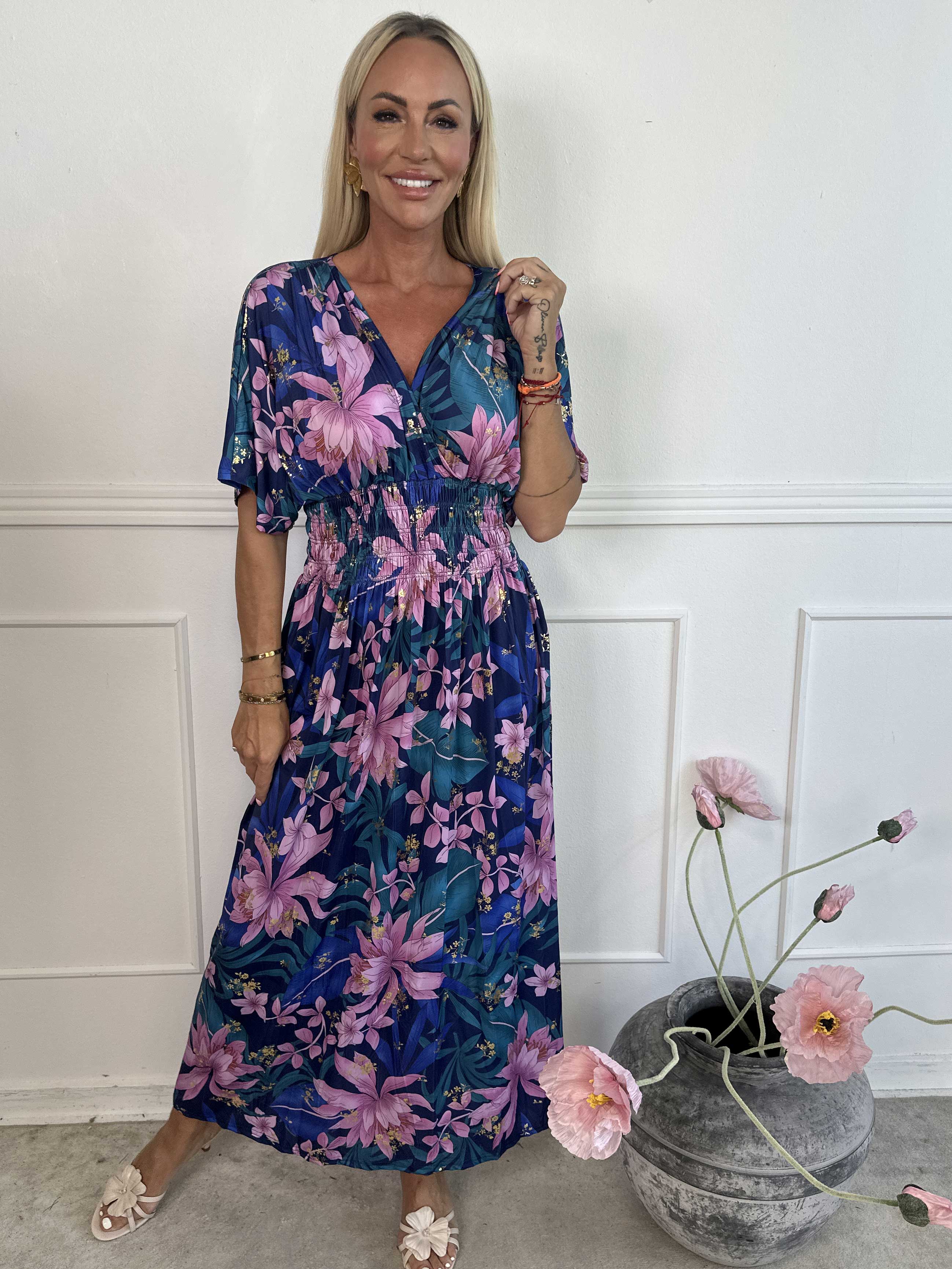 Pams New Leaf - Lang elastisk kjole med blomsterprint og guld detaljer